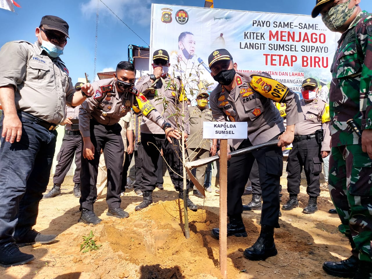Kapolda Irjen Eko Indra Heri mengecek Posko Pencegahan Kebakaran Hutan dan Lahan di Kecamatan Bayung Lencir, Musi Banyuasin, kemarin.