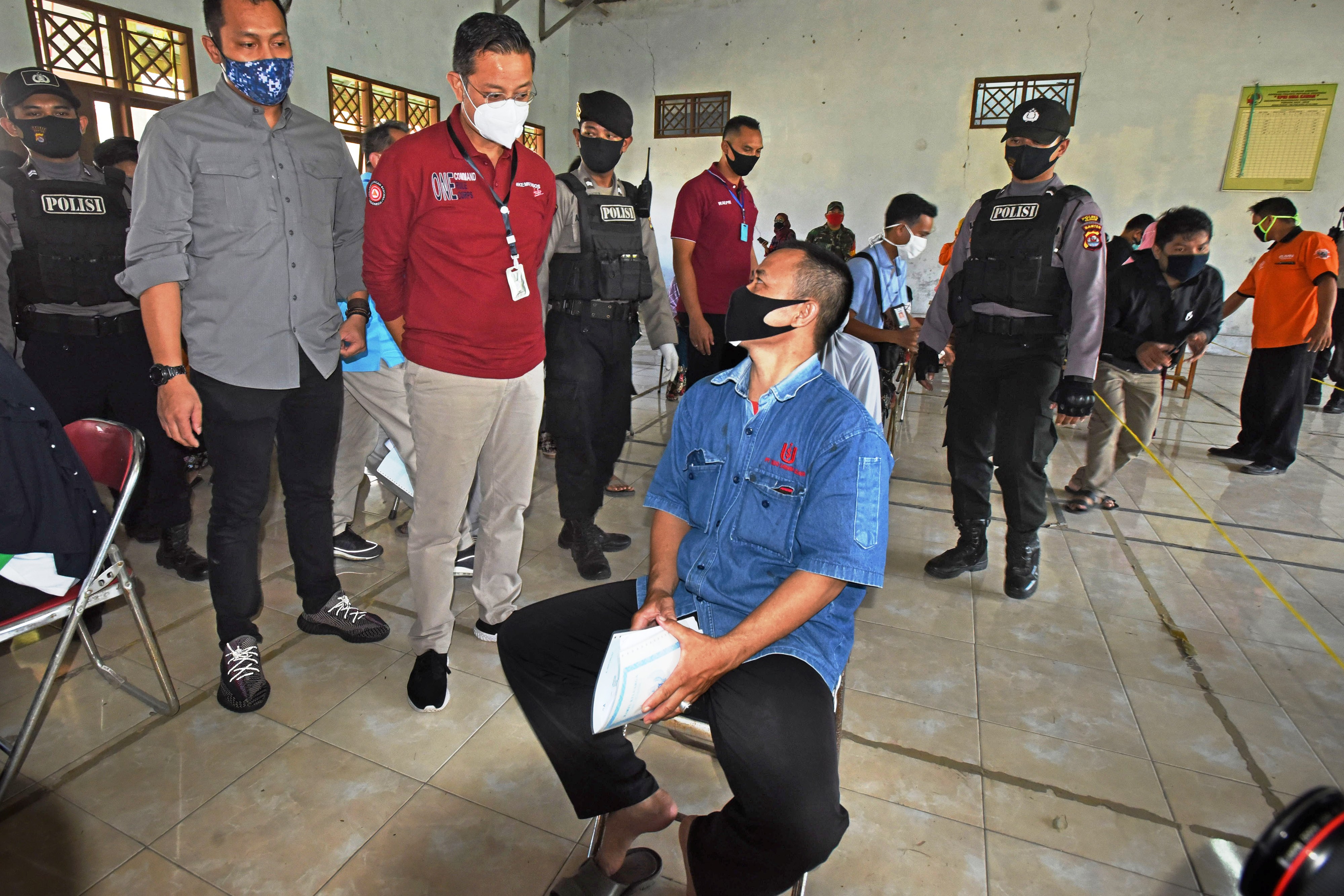 MenSos Juliari P Batubara (ketiga kiri) berbincang dengan penerima manfaat penyaluran bansos tunai di Banten, Sabtu (30/5/2020).