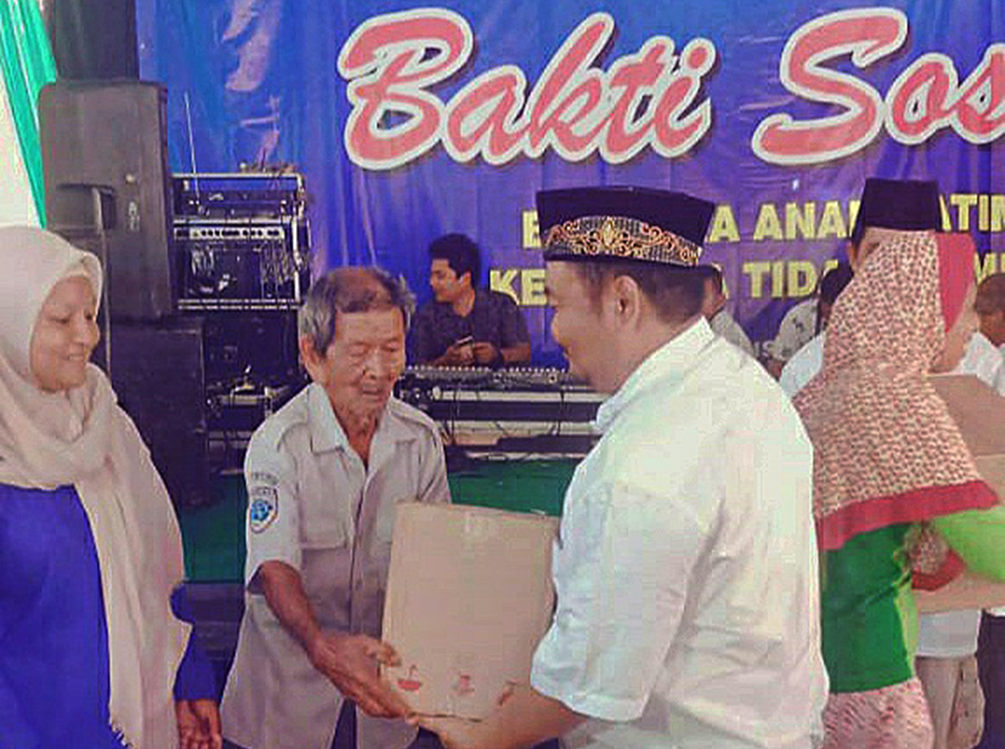 Ketua DPD Nasdem Gunung Kidul, Suparja  (berpeci) 