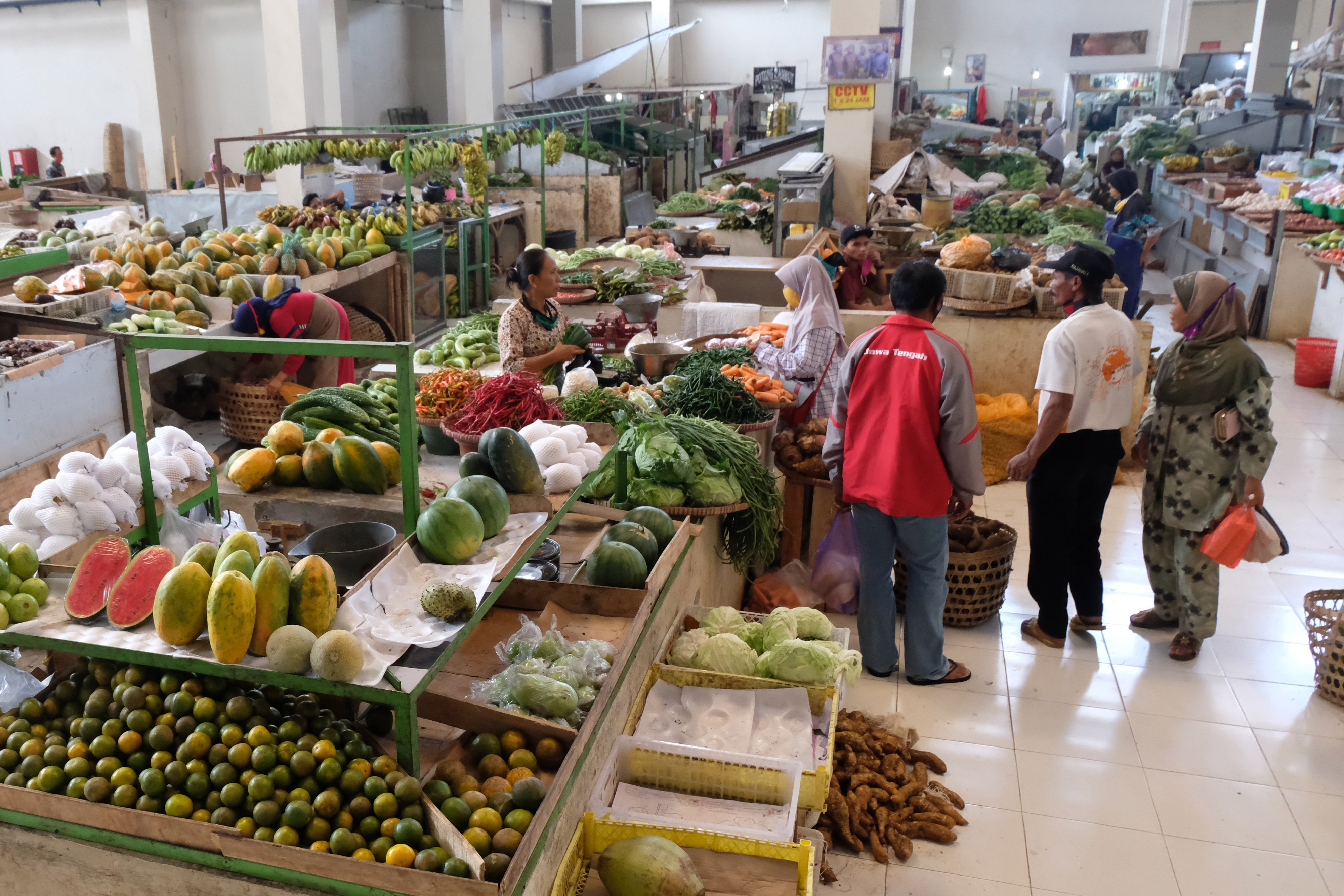 Warga berbelanja di kompleks Pasar Legi Parakan, Temanggung, Jateng, Sabtu (20/6/2020)