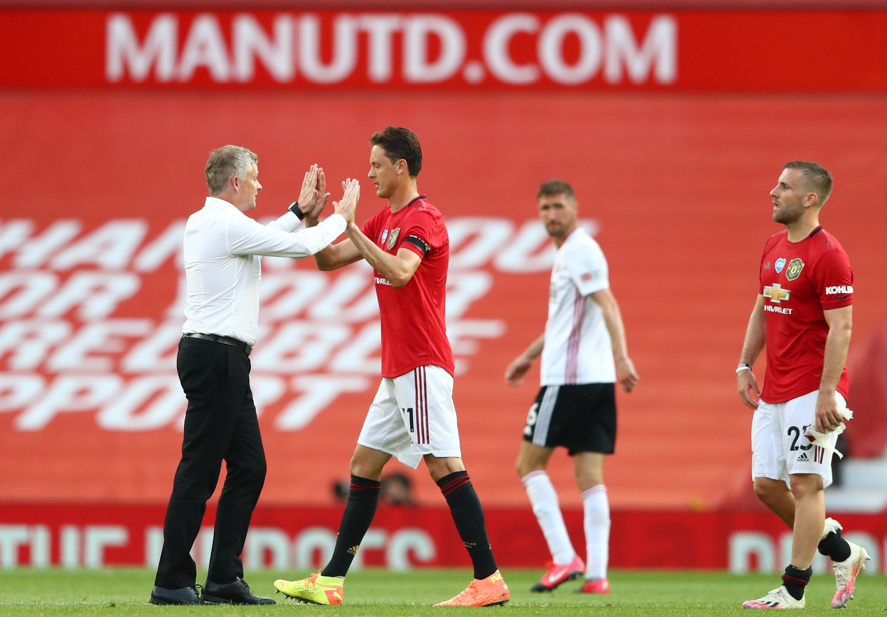 Manager MU  Ole Gunnar Solskjaer memberikan ucapan selamat kepada para pemain setelah membekuk Sheffield United dengan skor telak 3-0 