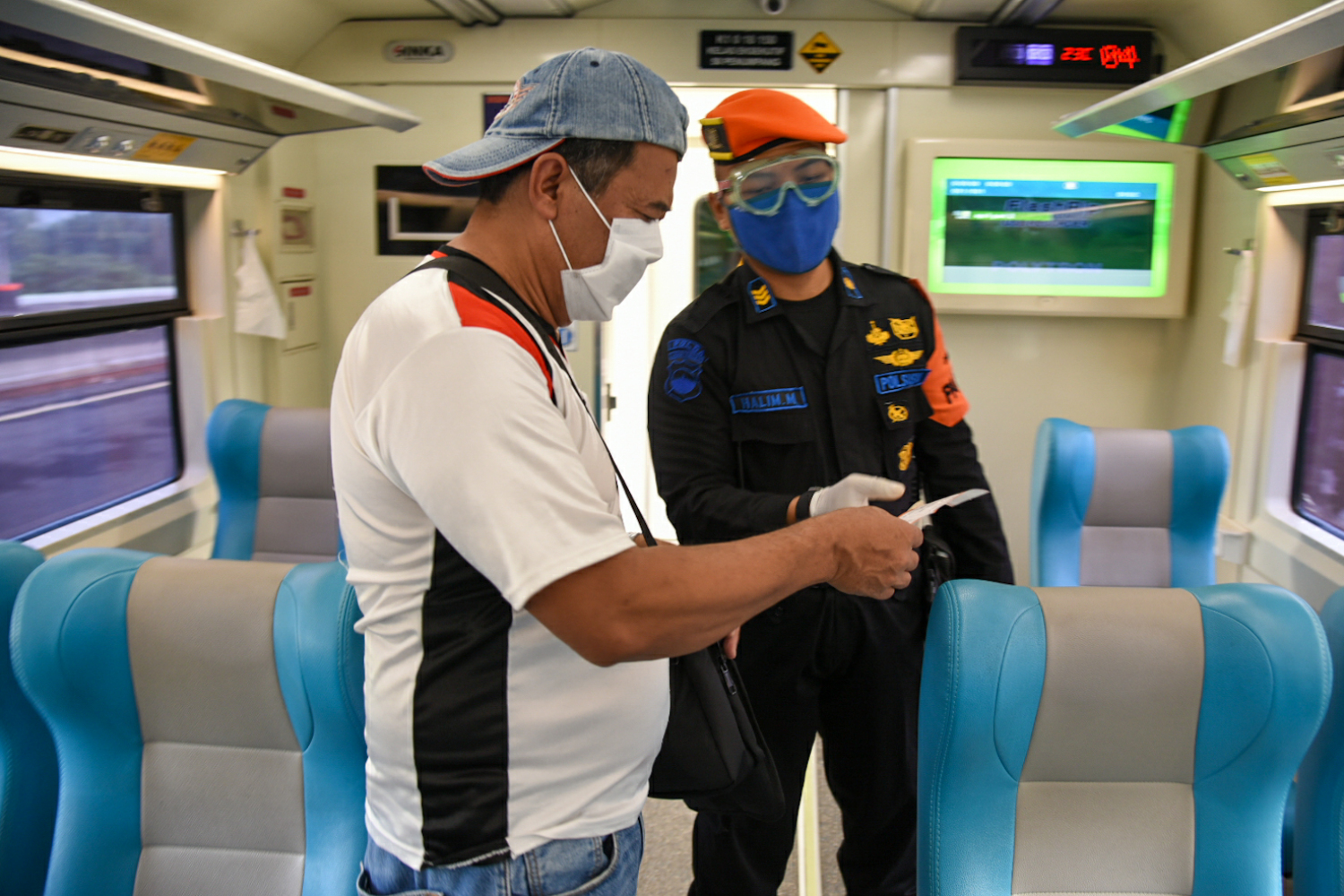 Penumpang yang akan ke luar kota naik kereta api