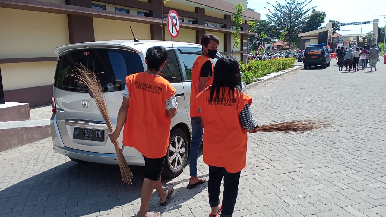 Sejumlah orang dihukum menyapu karena melanggar PSBB di Kabupaten Sidoarjo. Hukuman sama juga diterapkan di Kabupaten Bangka.