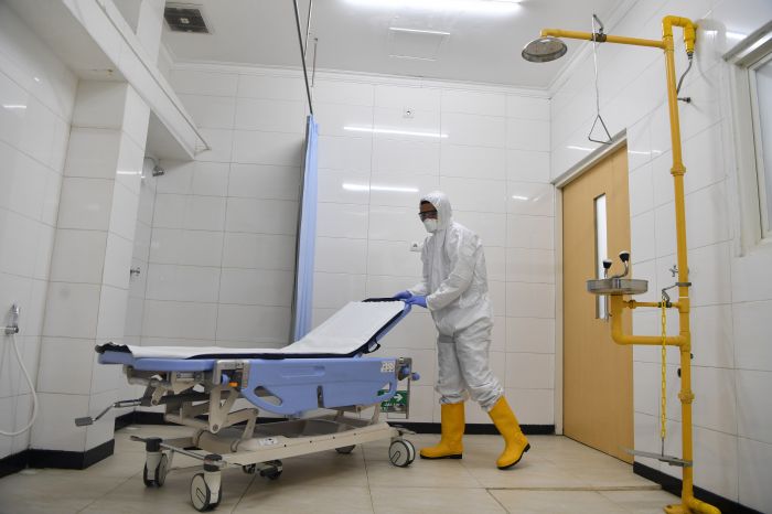 Petugas kesehatan mempersiapkan tempat tidur pasien ketika simulasi kesiapsiagaan di ruang isolasi di Rumah Sakit Pelindo Husada Citra (PHC)