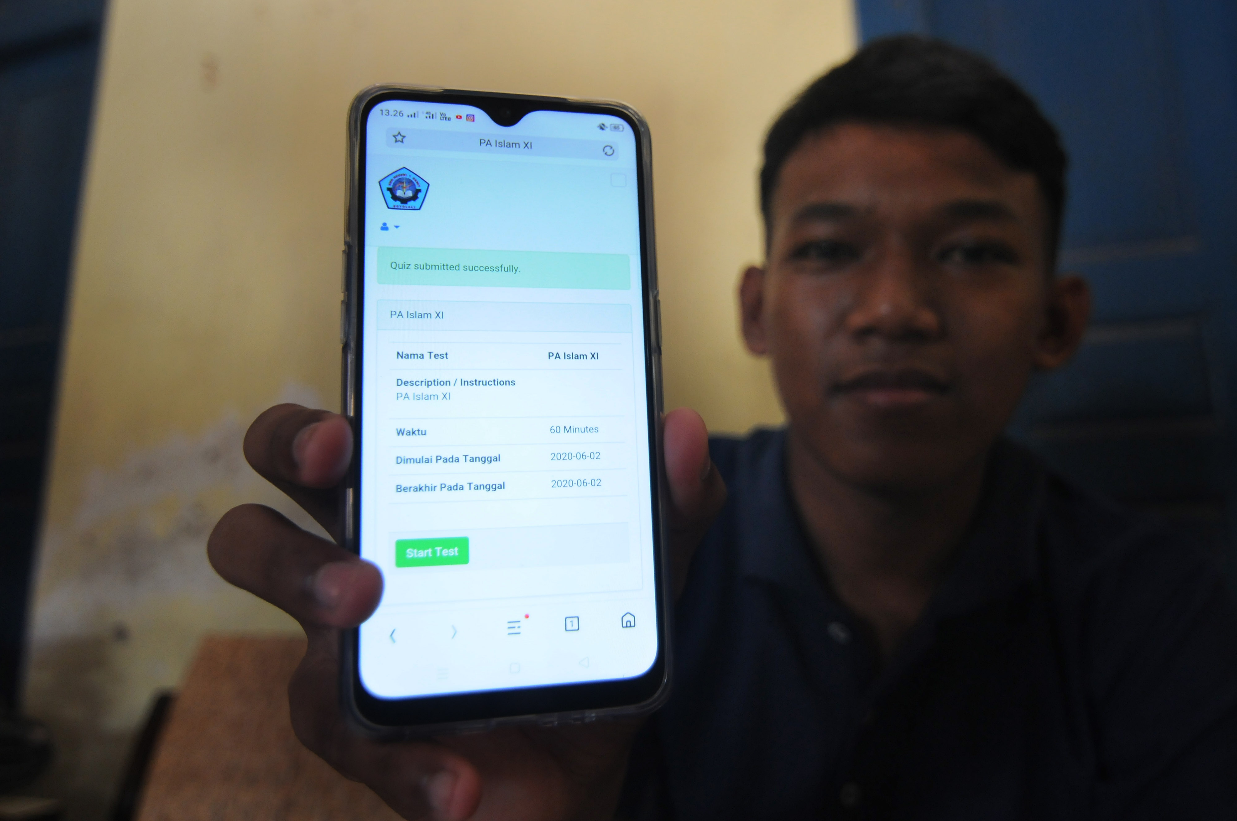 Seorang siswa SMK Negeri 1 Sawit mengikuti ujian kenaikan kelas di rumahnya secara daring di Bendosari, Sawit, Boyolali, Jateng, Selasa (2/6