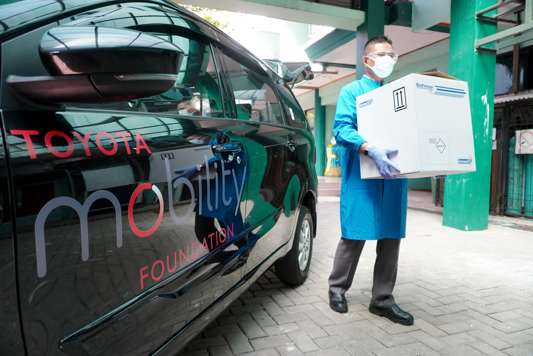 Layanan antarjemput petugas medis dalam mengantar spesimen pasien menuju ke laboratorium pengujian.