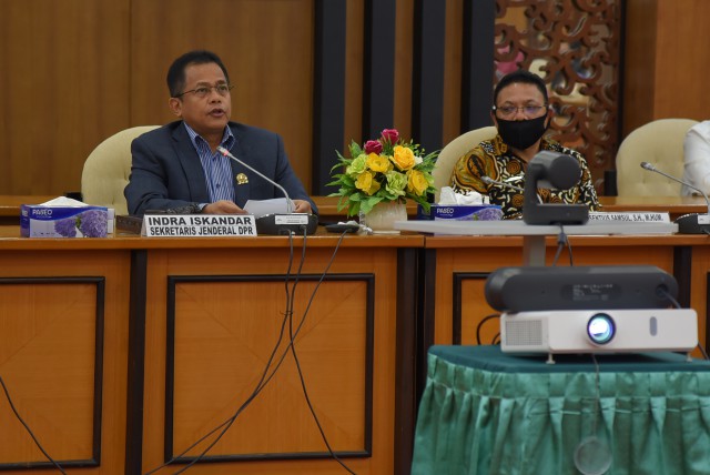 Sekretaris Jenderal DPR RI Indra Iskandar membuka Webinar yang digelar oleh Badan Keahlian DPR RI bekerja sama dengan Sekolah Bisnis IPB.