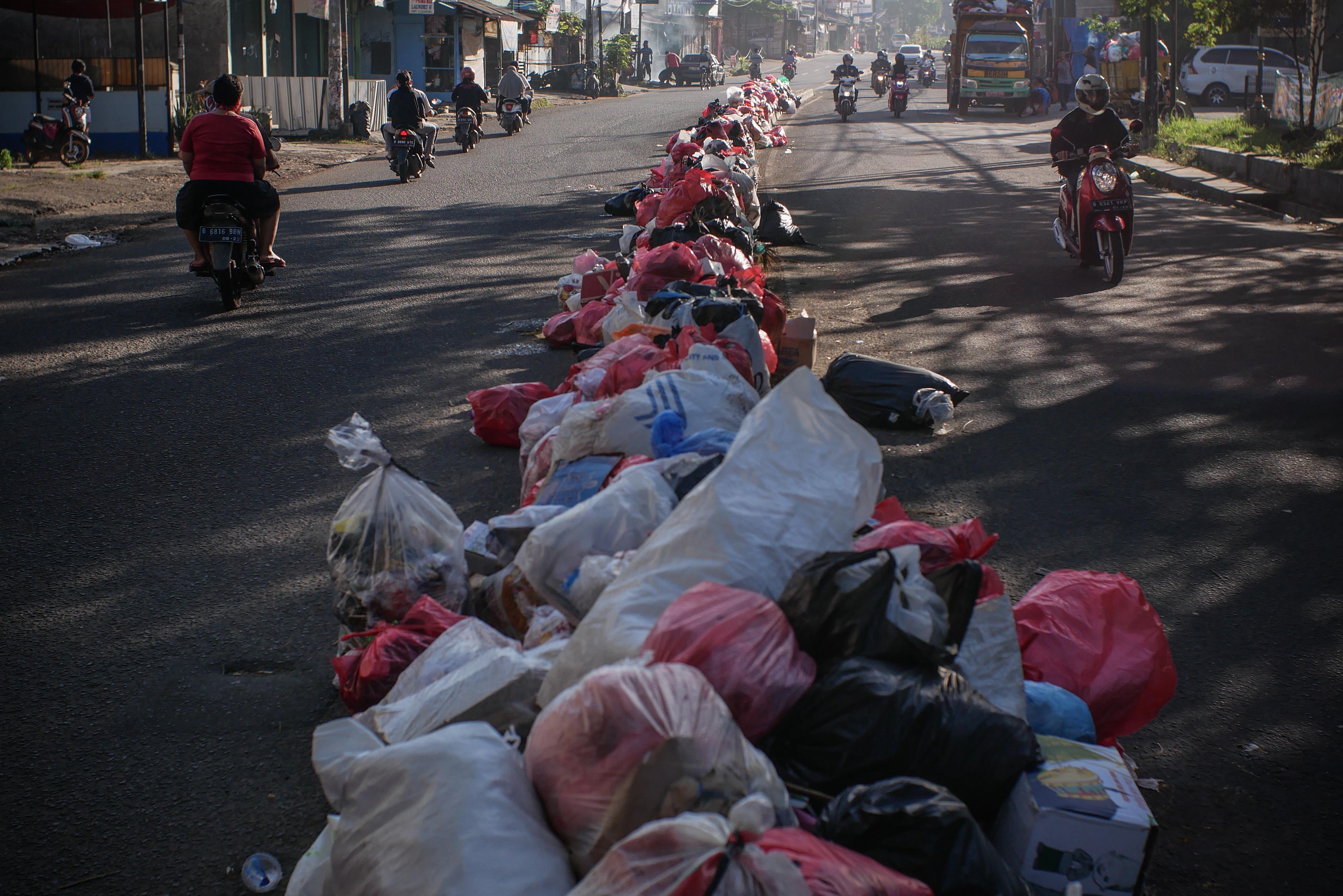 Sampah sempat menumpuk di pembatas jalan di Ciledug, Tangerang, Banten, akhir Mei lalu
