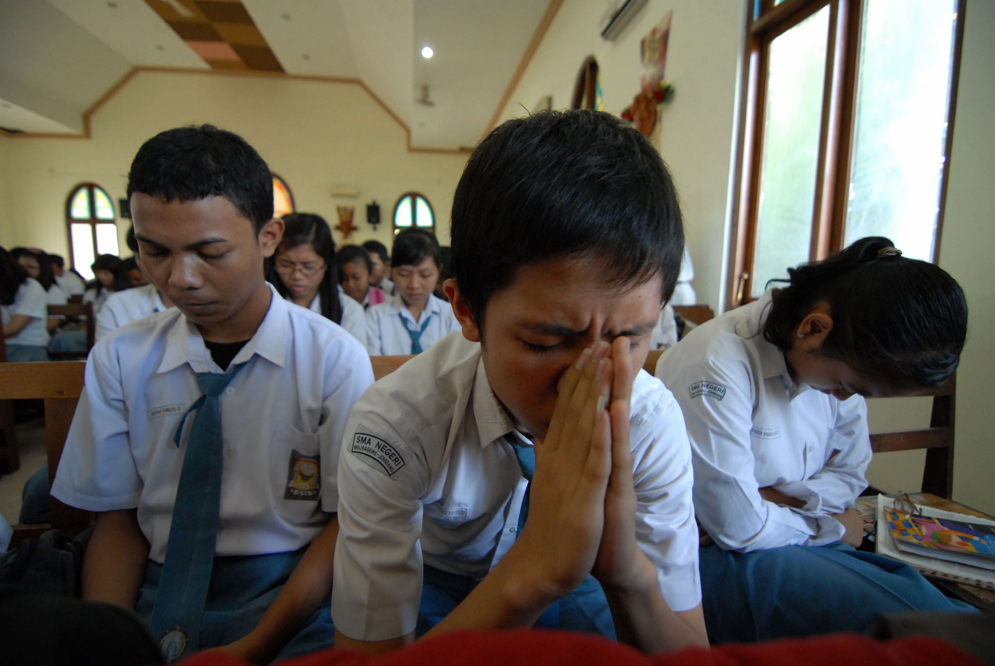 Siswa tengah berdoa menjelang Ujian Nasional