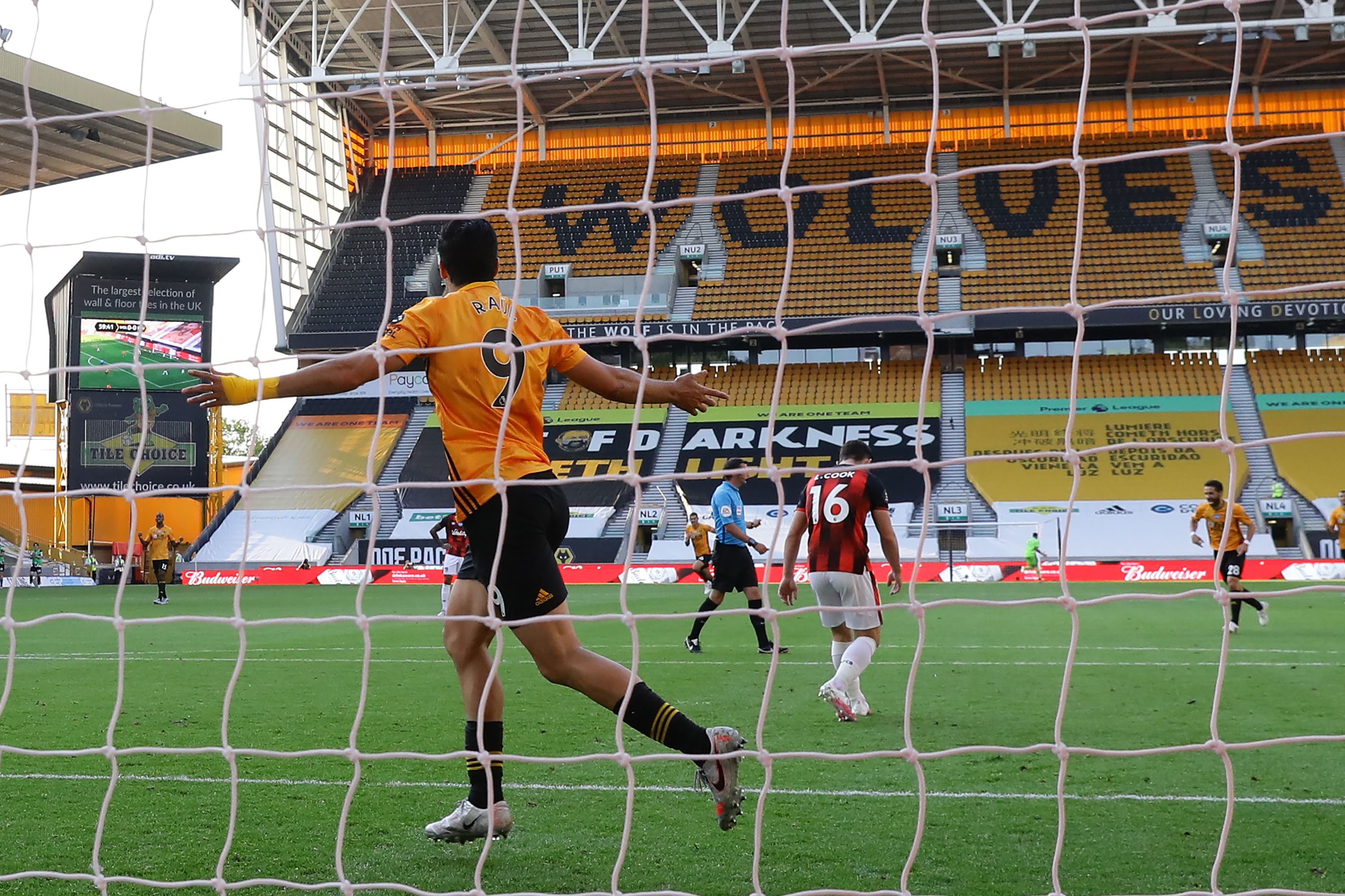 Striker Wolverhampton Wanderers asal Meksiko Raul Jimenez (tengah) merayakan gol ke gawang Bournemouth, Kamis (25/6) dini hari.