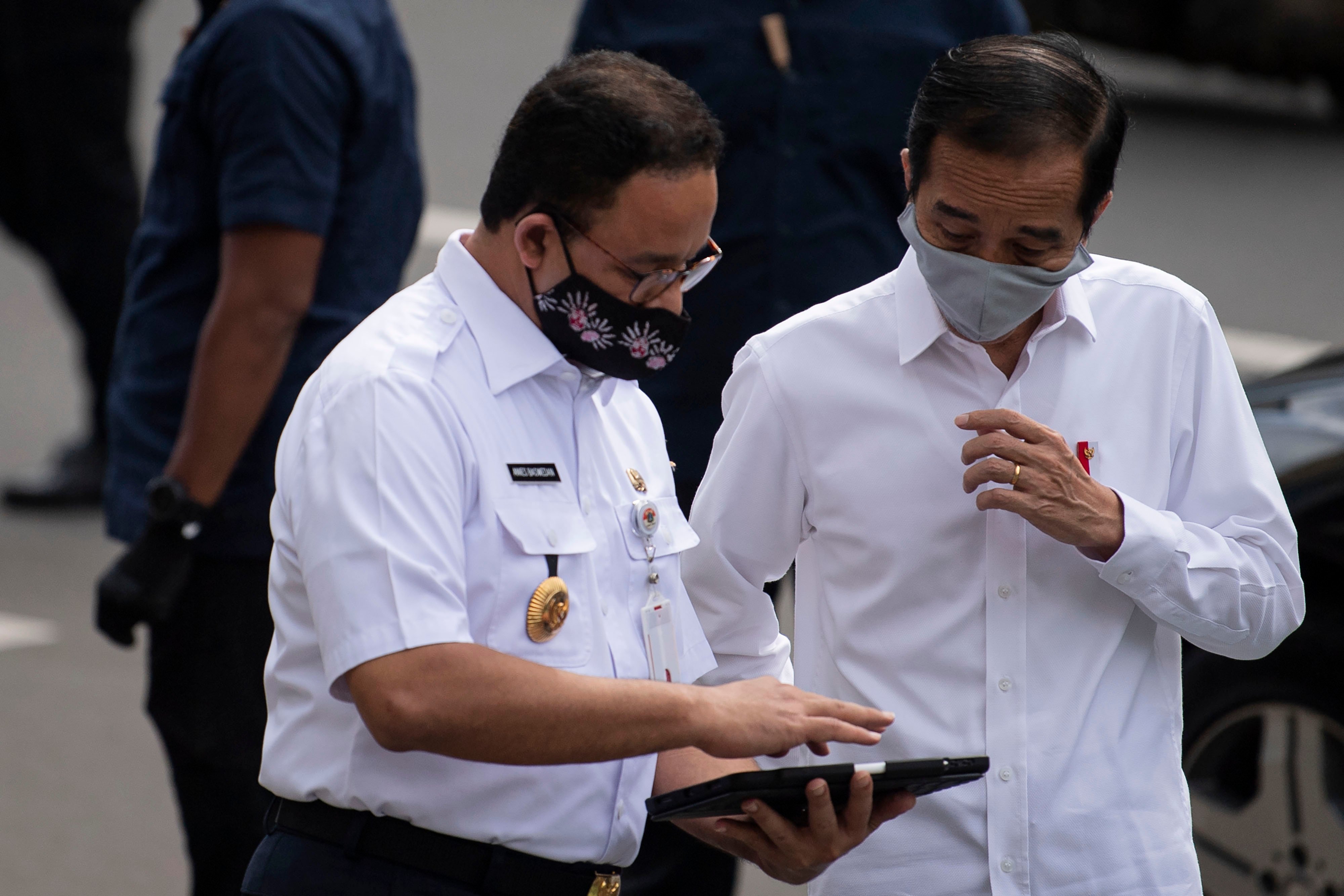Gubernur DKI Jakarta, Anies Baswedan, saat berbincang dengan Presiden Joko Widodo di Stasiun MRT Bundaran HI.