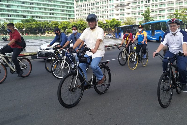 Gubernur DKI Jakarta Anies Baswedan berolahraga di area CFD Jalan Sudirman-Thamrin, Jakarta. 