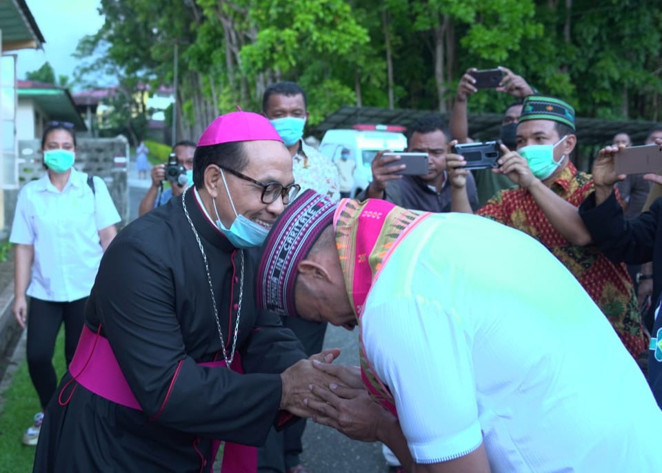 Gubernur NTT memberikan salah hormat kepada Uskup Ruteng Mgr Siprianus Hormat