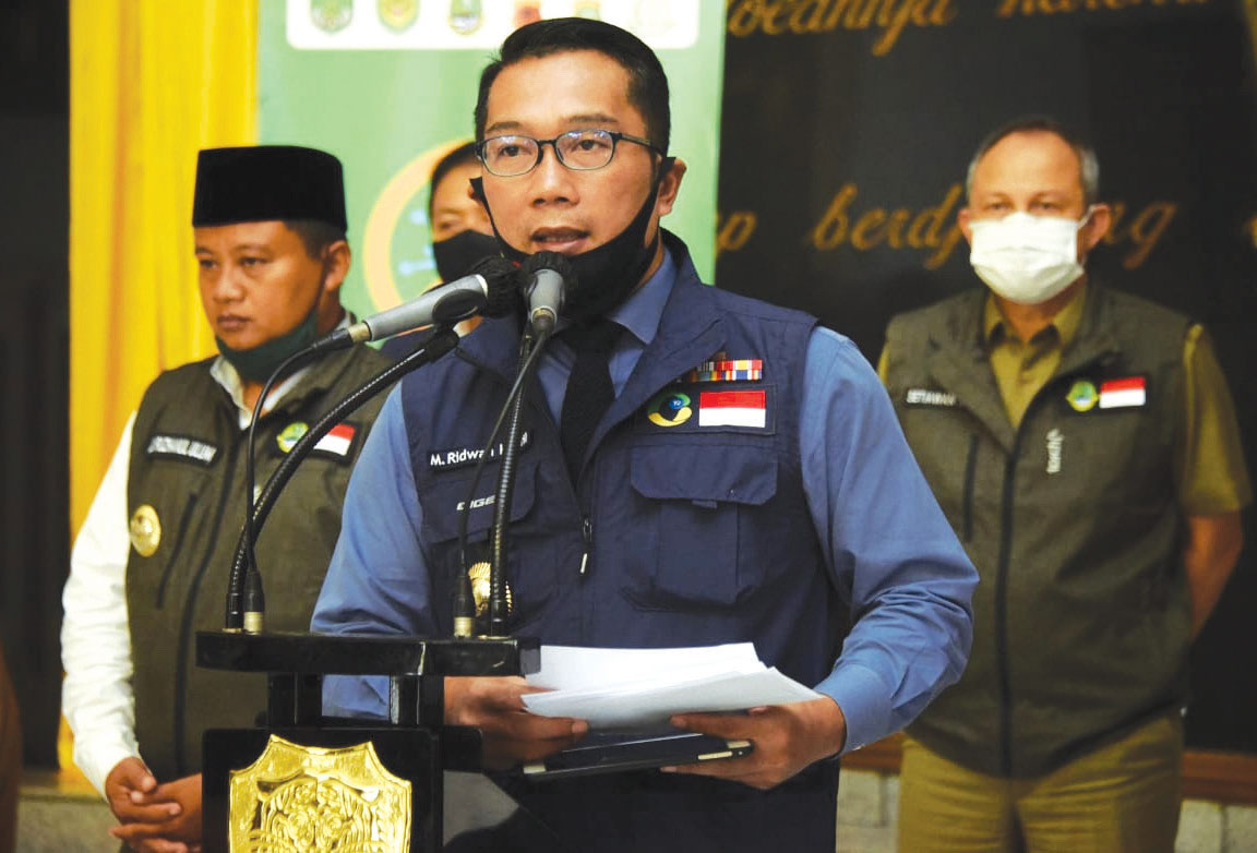 Gubernur Jawa Barat Ridwan Kamil memberikan keterangan usai menggelar rapat koordinasi penanganan covid-19, di Markas Kodam III/Siliwangi, 