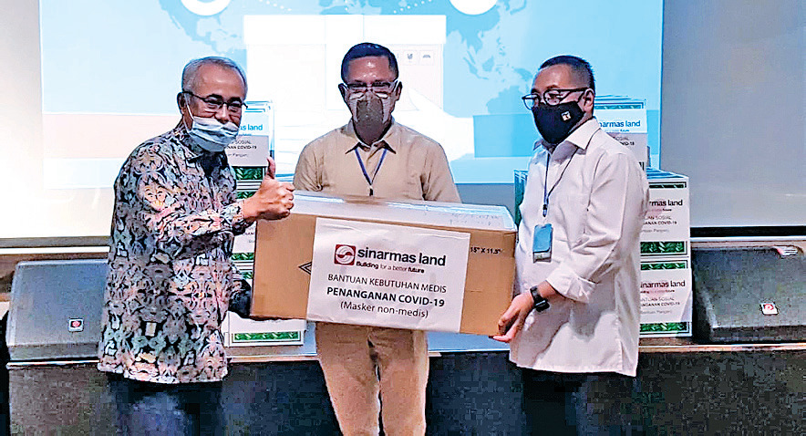 .Managing Director President Office Sinar Mas Land Saleh Husin (tengah) menyerahkan secara simbolis paket bantuan pangan dan masker 