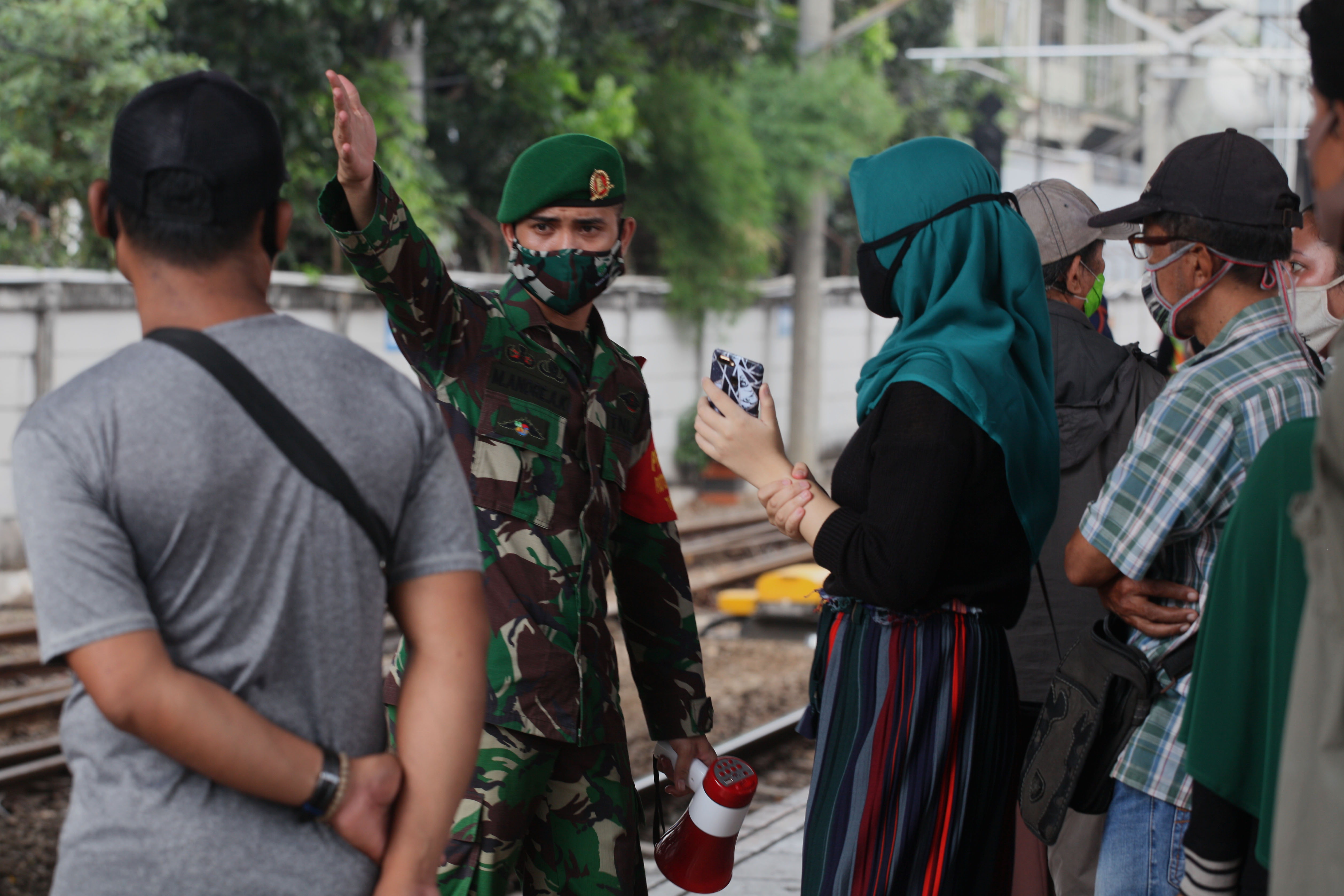 Petugas memberikan imbauan kedisiplinan protokol kesehatan kepada penumpang KRL, di Stasiun Tanah Abang, Jakarta, Senin (8/6), kemarin.