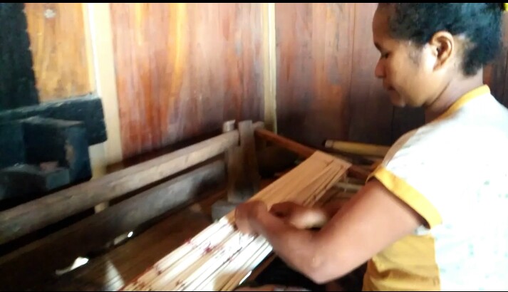 Penenun di Desa Bomari. Kecamatan Bajawa, Kabupaten Ngada, NTT, menjadi petani agar bertahan hidup di tengan pandemi korona.