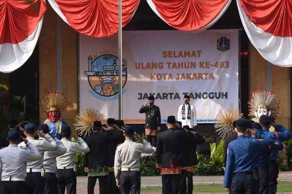 Gubernur DKI Jakarta Anies Baswedan memimpin upacara peringatan HUT ke-493 Kota Jakarta di halaman Balai Kota DKI Jakarta, kemarin.