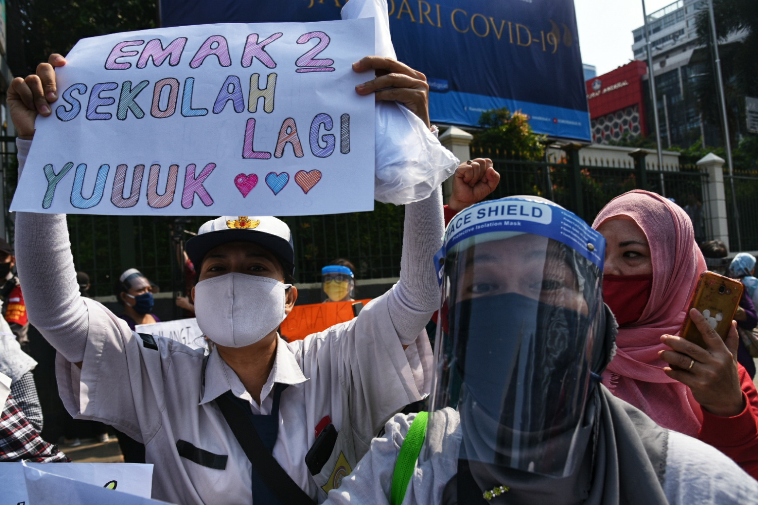 Sejumlah orang tua murid yang tergabung dalam Forum Relawan PPDB DKI 2020 menggelar aksi demonstrasi di depan Kantor Kemendikbud