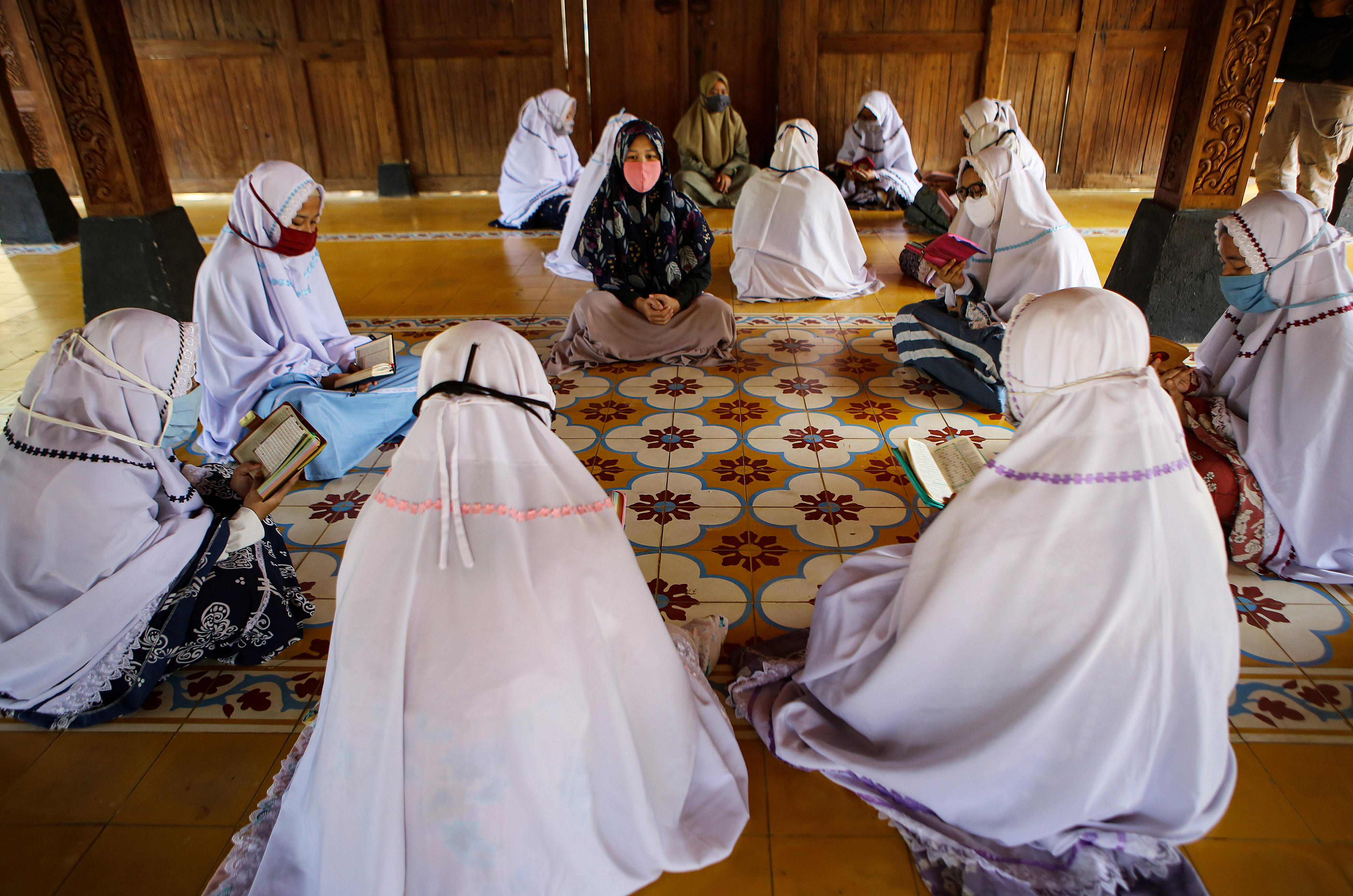 Sejumlah santri mengaji di Pondok Pesantren An Nuqthah, Kota Tangerang, Banten, Rabu (17/6/2020)