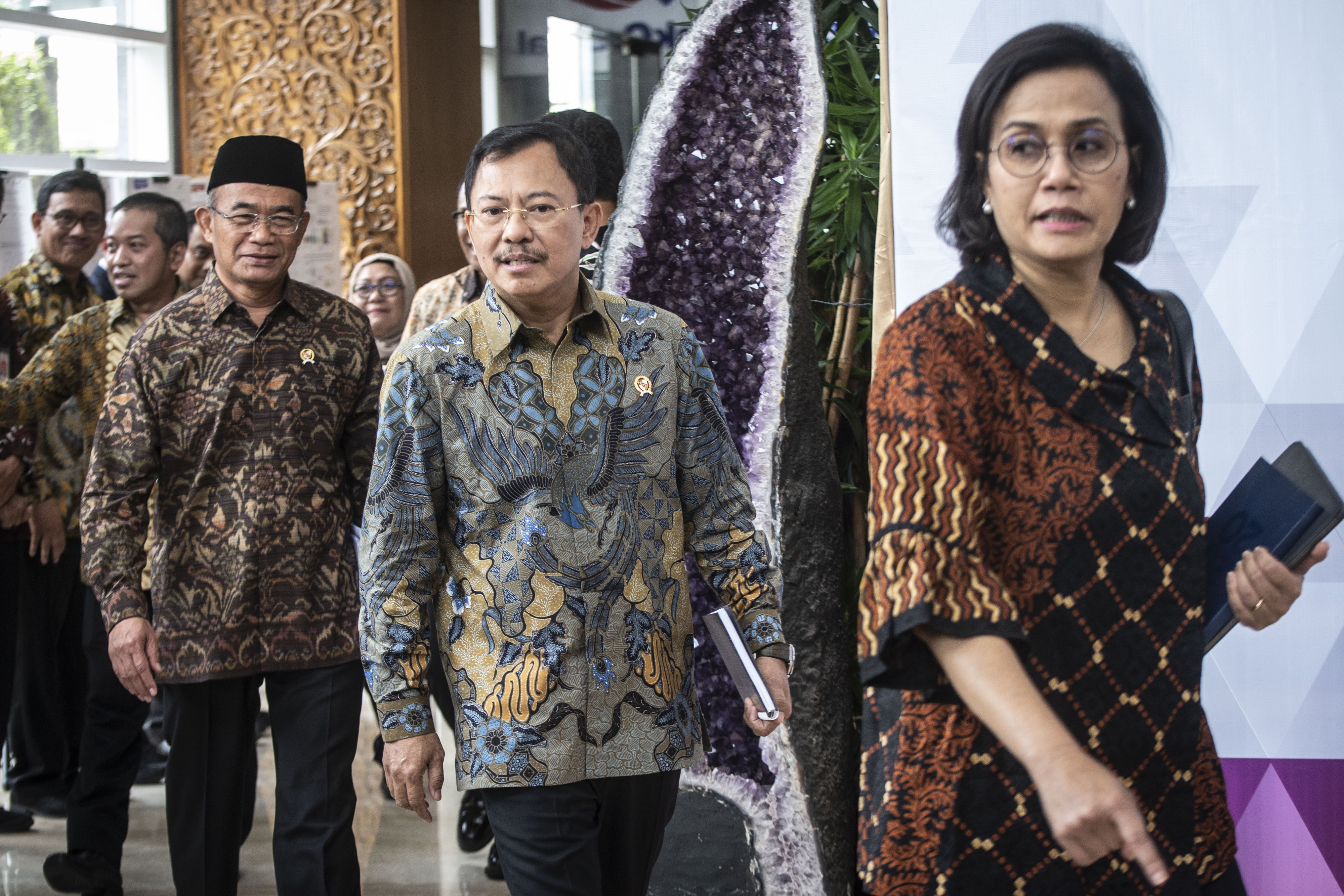 Menkeu Sri Mulyani dan Menkes Terawan saat menghadiri rapat pleno di Kantor TNP2K.