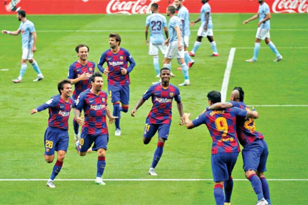 Para pesepak bola Barcelona merayakan gol