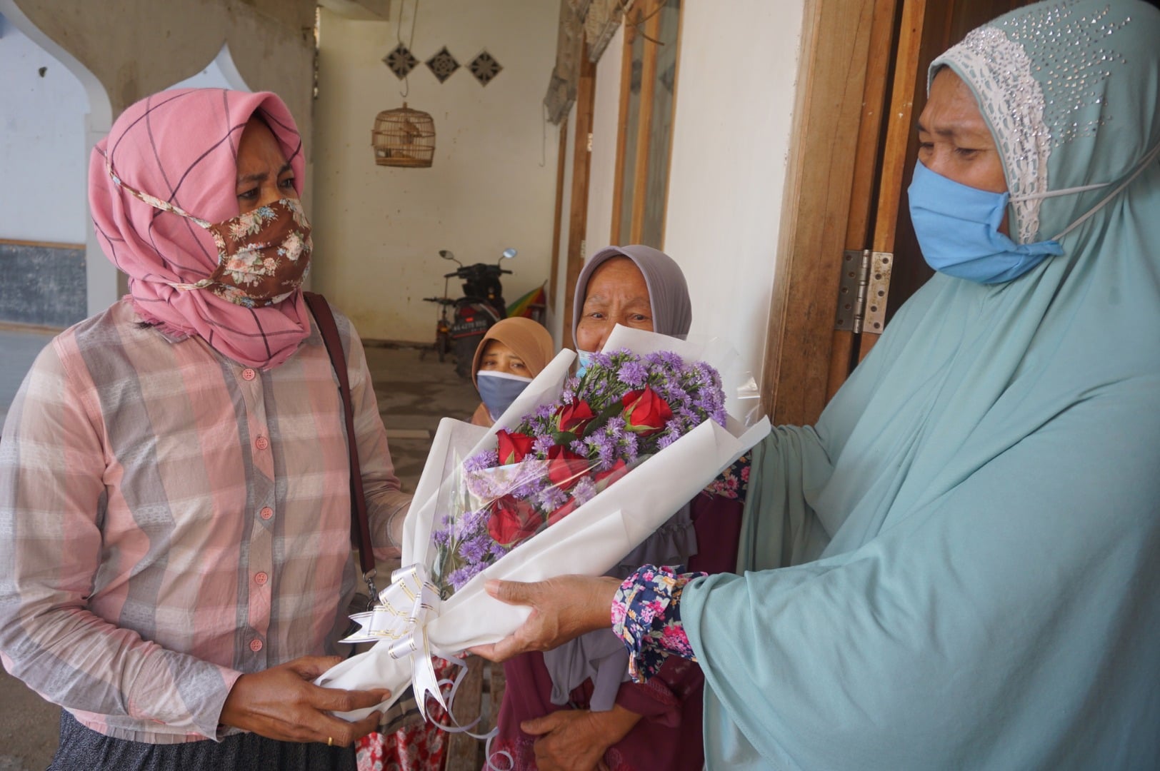 Pasien sembuh mendapat karangan bunga