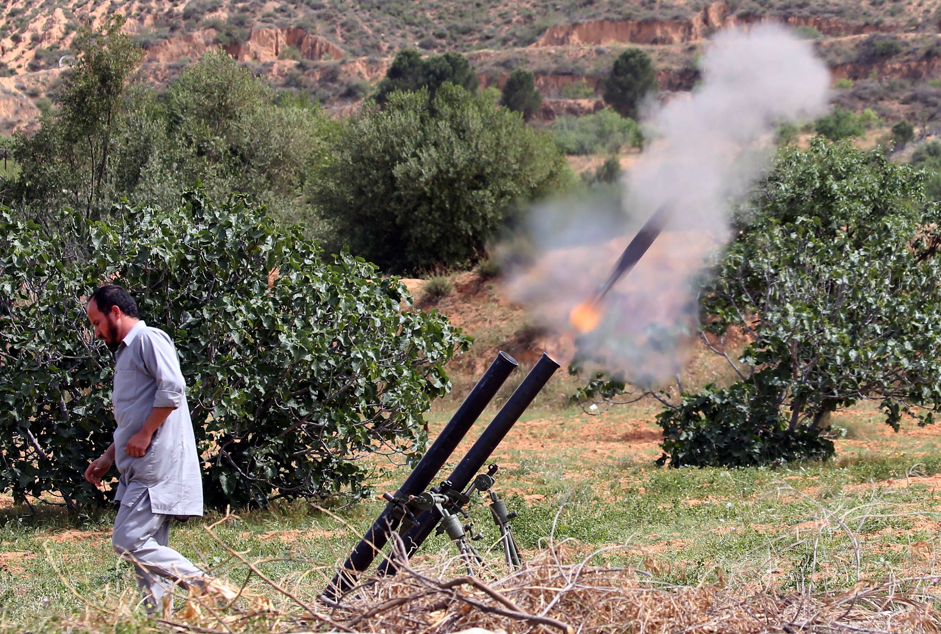 Pejuang GNA Libya menembakkan roket dari dekat Garabulli ke Tarhuna, barat daya ibu kota Tripoli yang dikuasai Khalifa Haftar