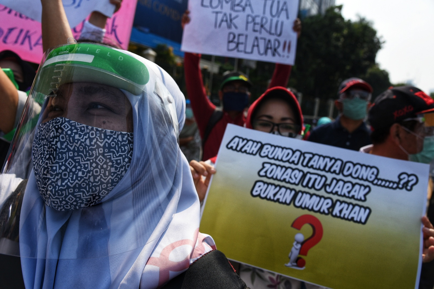 Orang tua murid memprotes kebijakan PPDB di depan kantor Kemendikbud.