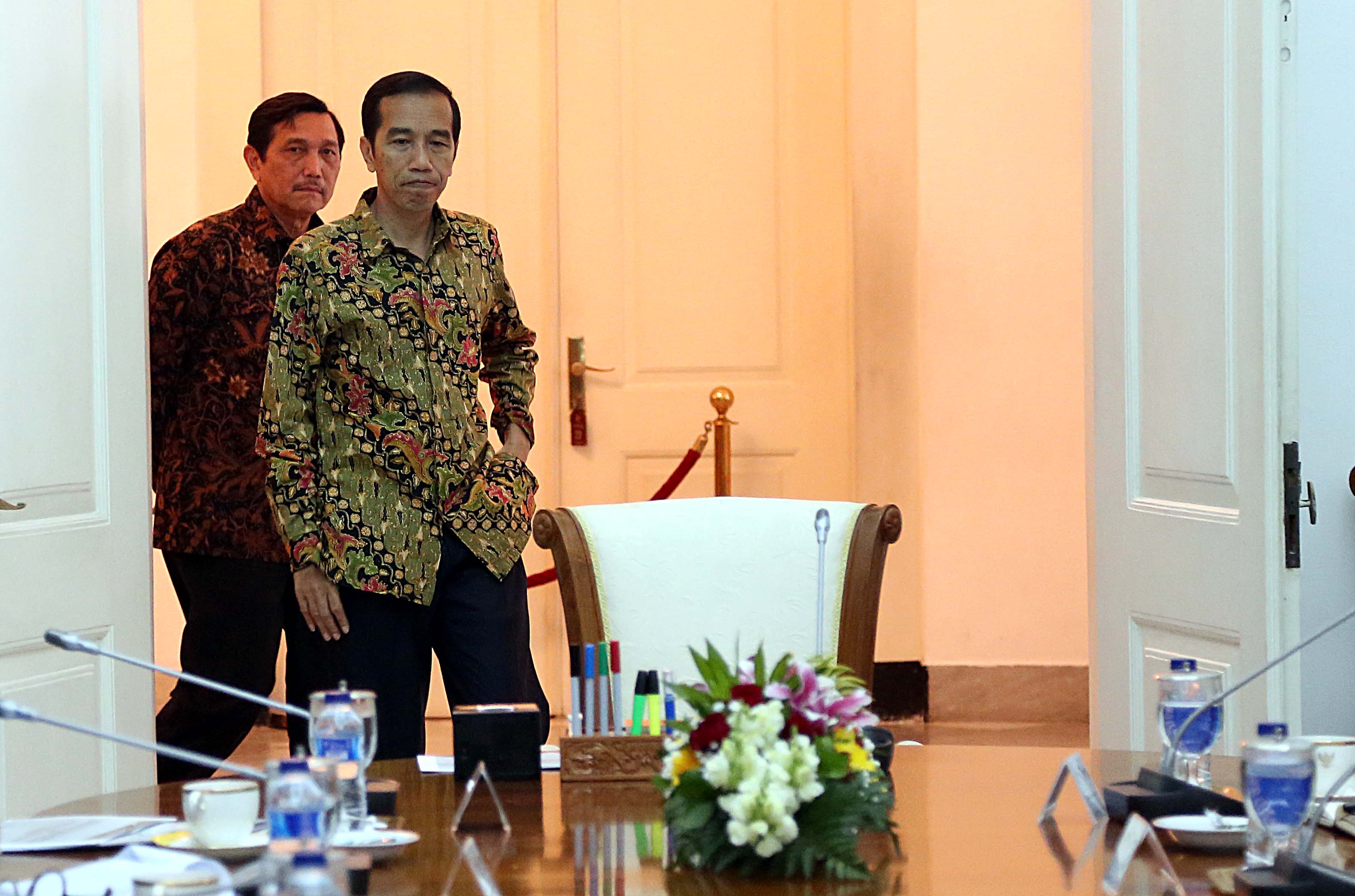 Presiden Joko Widodo (kanan) bersama Kepala Staf Kepresidenan Luhut Binsar Panjaitan saat akan memimpin rapat koordinasi di Istana Bogor.