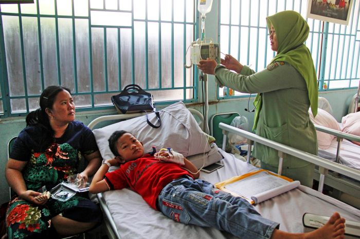 Seorang anak penderita DBD sedang dirawat. 