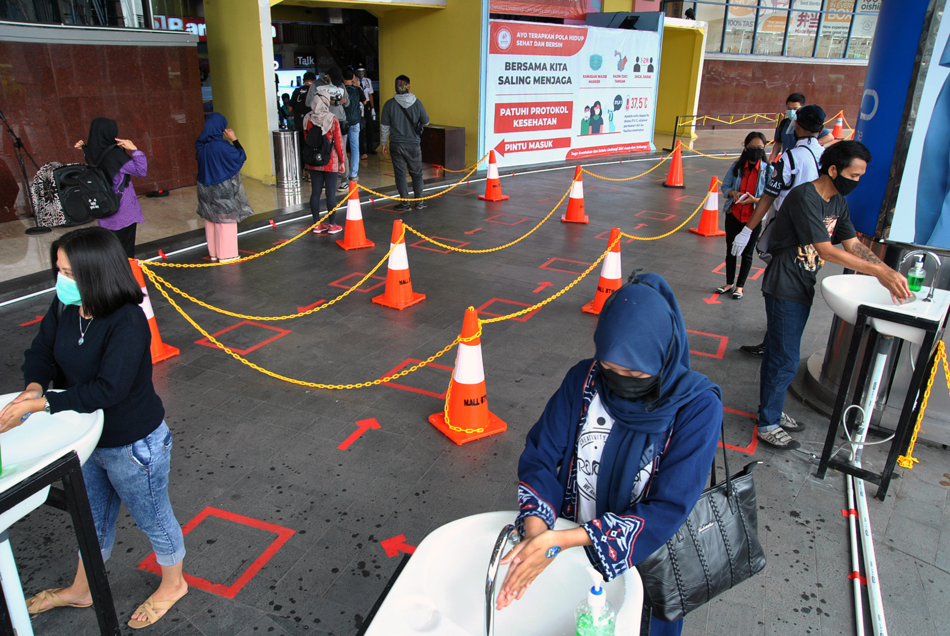 Tatanan kenormalan baru mulai diterapkan disejumlah daerah dan Bali meraih juara 1 lomba tatanan normal baru yang diadakan Kemendagri.