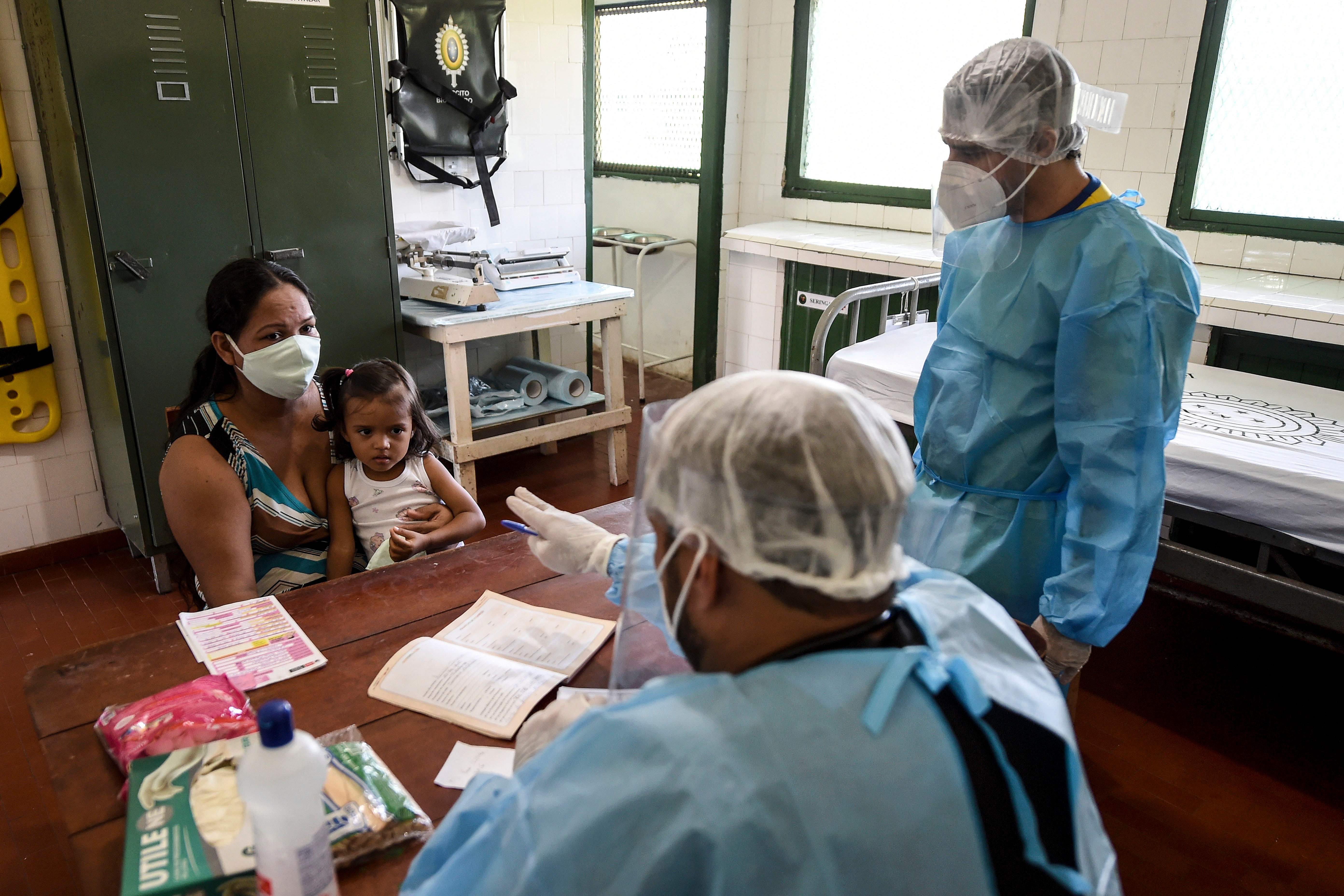 Seorang wanita dan putrinya diperiksa anggota tim medis Angkatan Bersenjata Brasil di Palmeiras do Javari, negara bagian Amazonas, Brasil