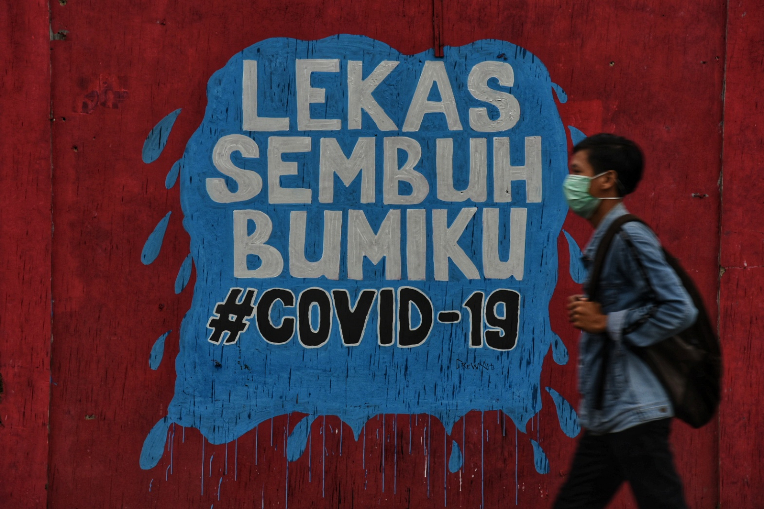 Mural covid-19 terlihat di wilayah Tangerang, Banten.