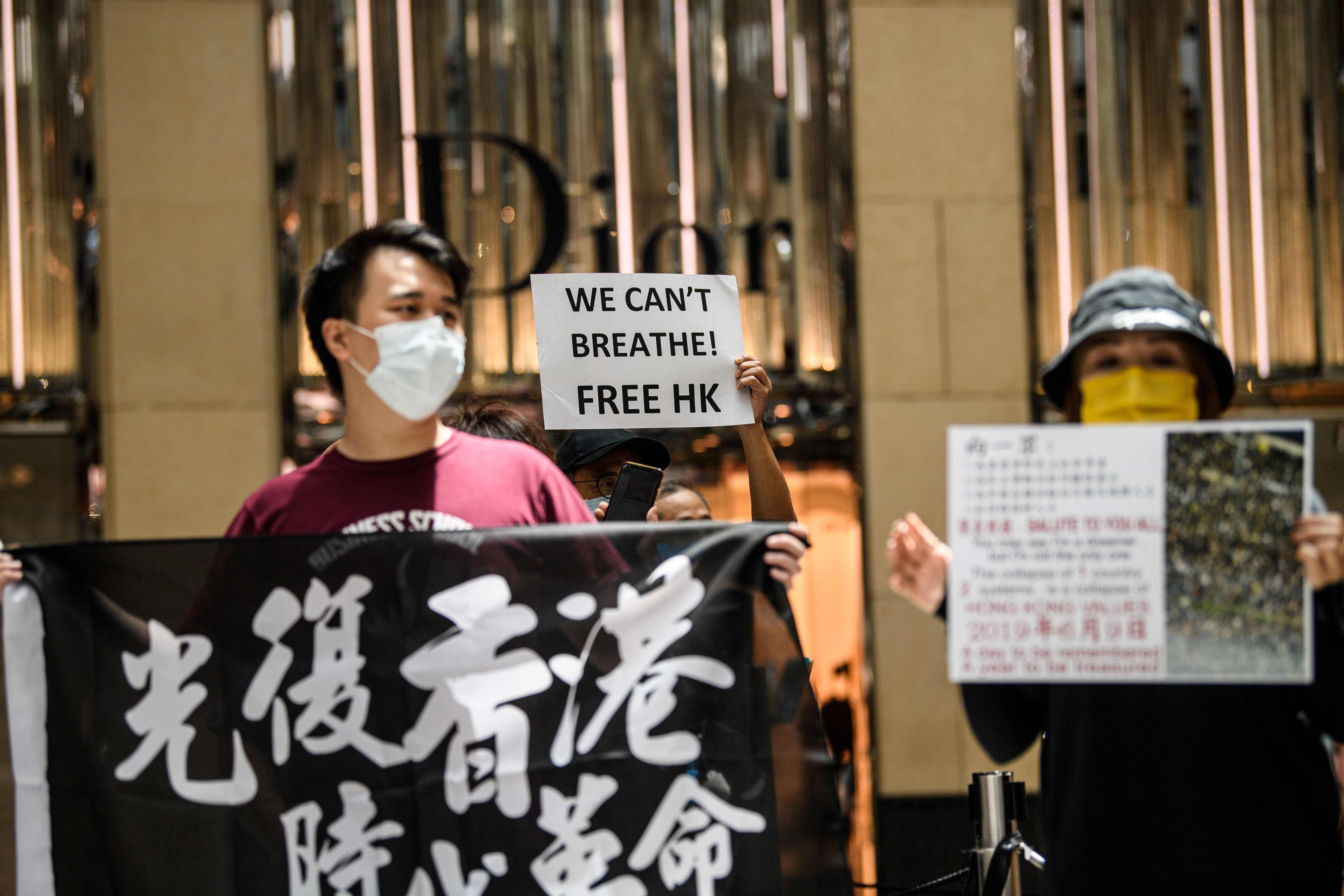 Para pengunjuk rasa di Hong Kong berdemo di Central district Hong Kong pada 9 Juni 2020