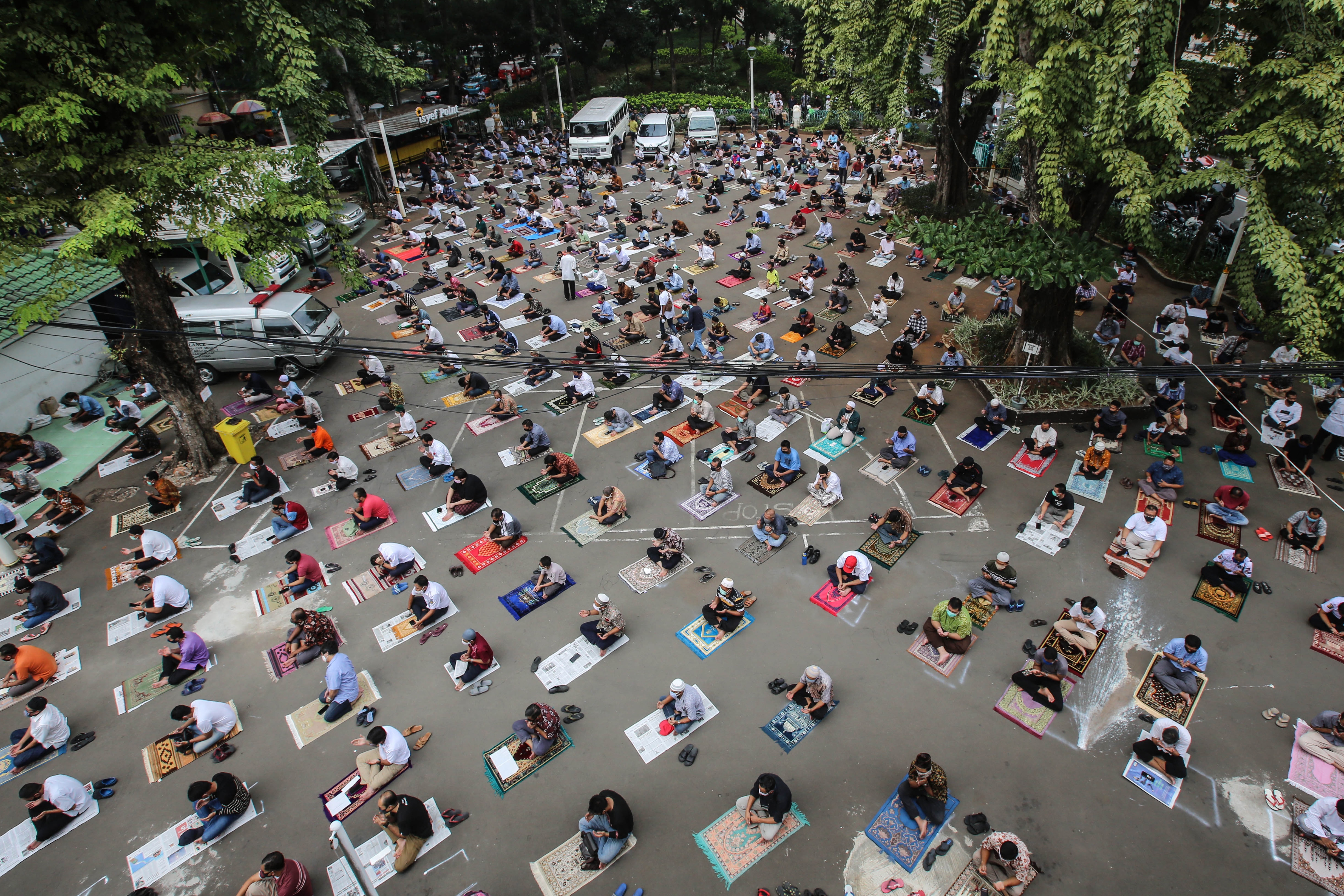 Warga melaksanakan salat Jumat di Masjid Cut Meutia, Jakarta Pusat, Jumat (5/6). 