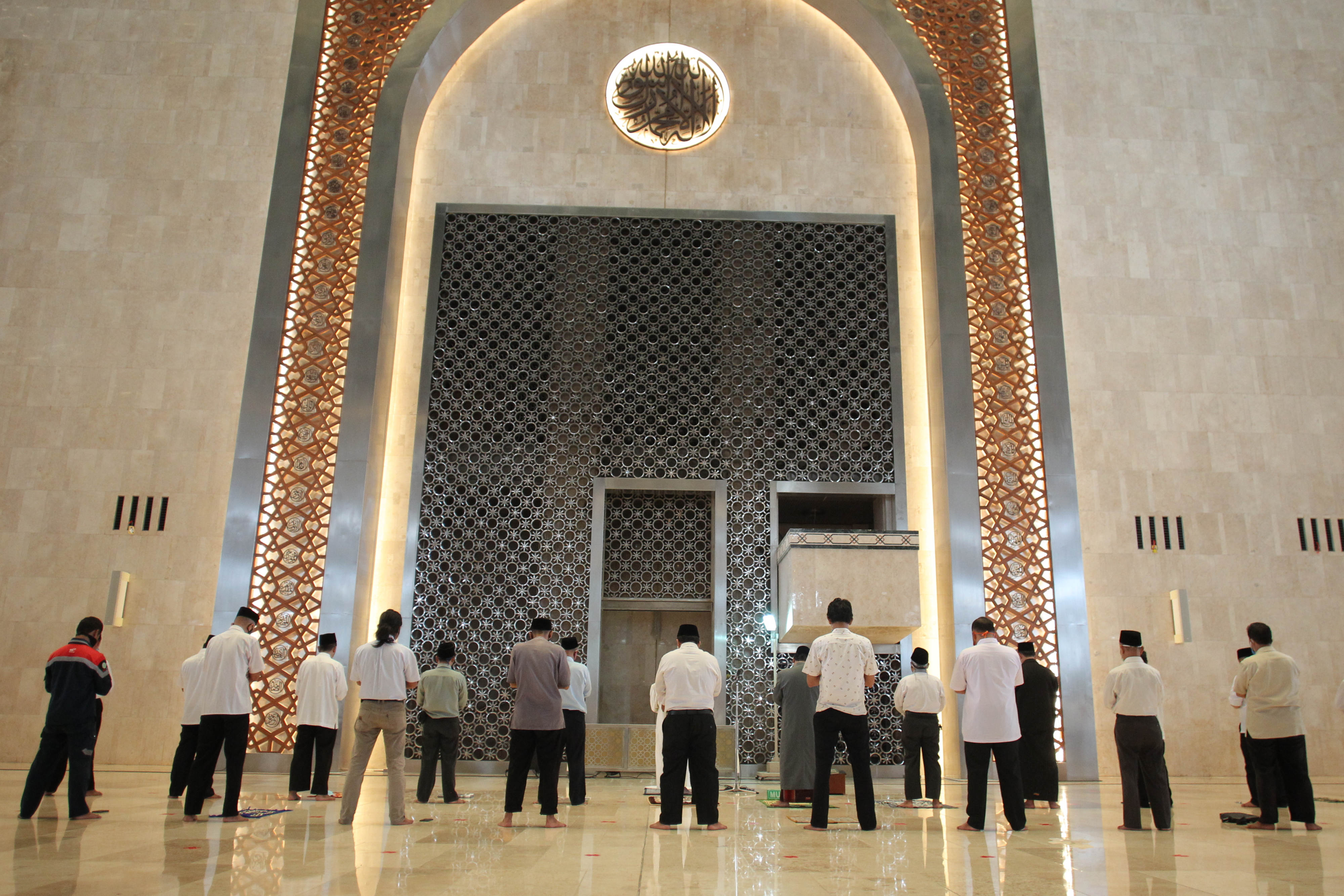 Pekerja renovasi dan pengurus Masjid Istiqlal menunaikan ibadah salat Dzuhur dengan penerapan prosedur tatanan baru, Selasa (2/6).