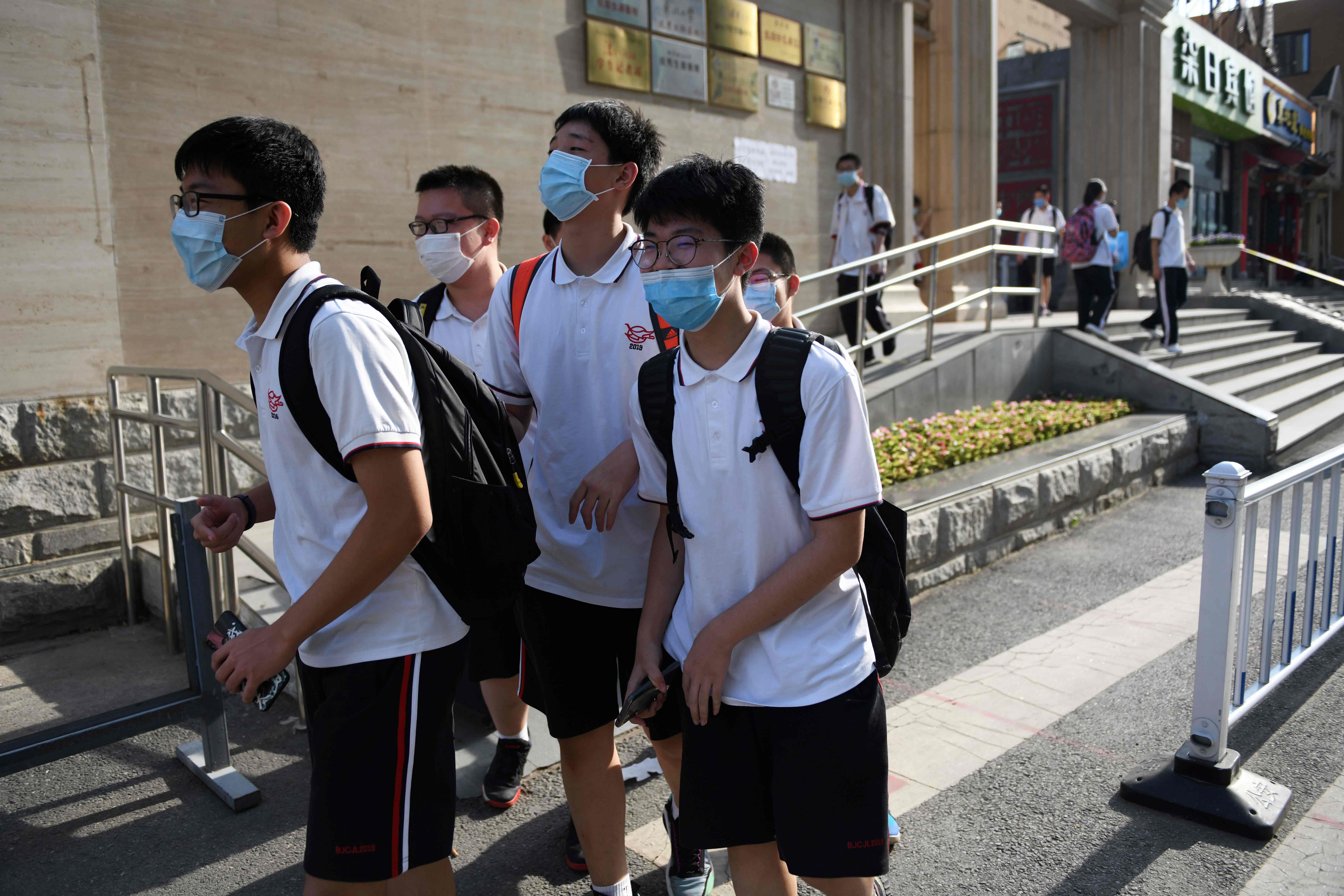 Siswa-siswa di Beijing ini harus kembali belajar secara daring. (foto 12 Juni 2020)