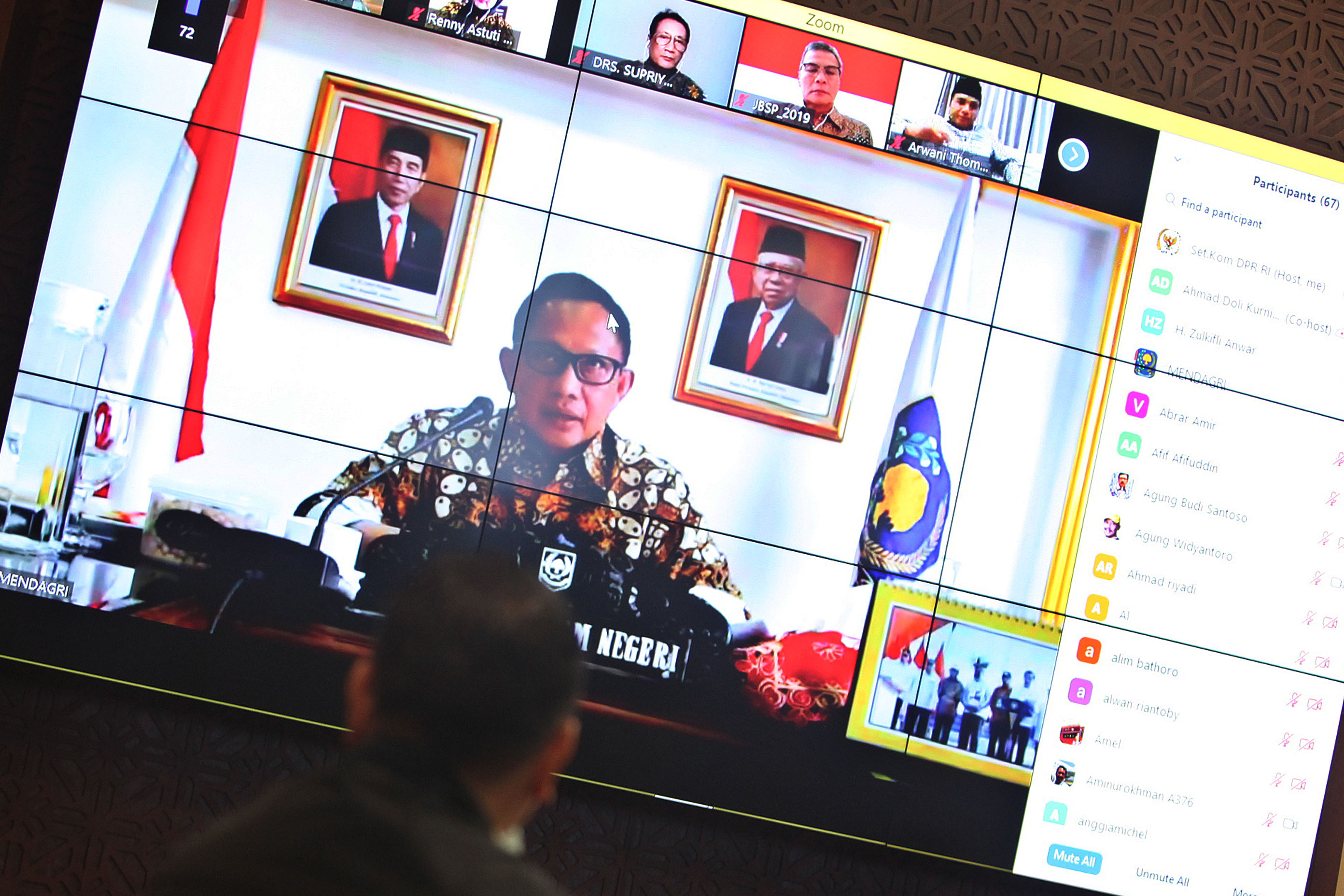 Menteri Dalam Negeri Tito Karnavian (dalam layar)