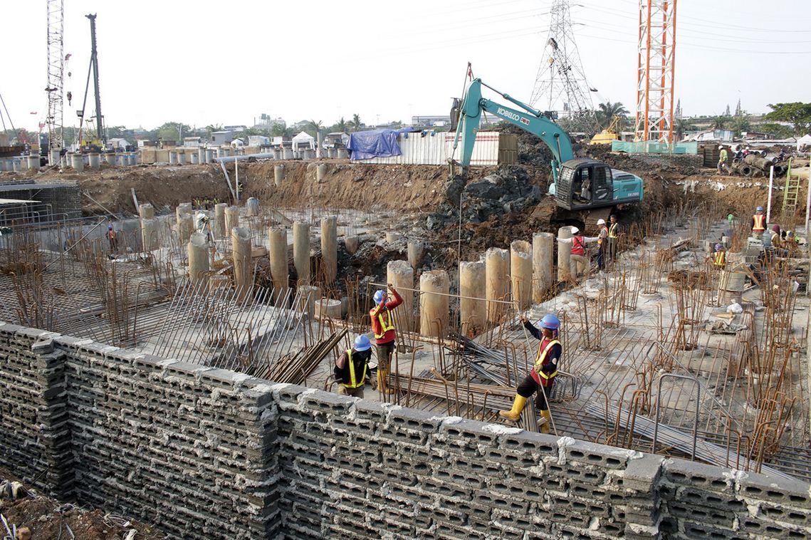pembangunan Jakarta International Stadium (JIS) atau Stadion BMW di kawasan Papanggo, Tanjung Priok, Jakarta, Jumat (20/12).