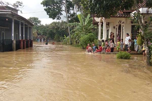 Akibat hujan deras, sungai Citanduy dan Cikidang meluap dan merendam empat kampung, di Desa Tanjungsari, Kec. Sukaresik, Tasikmalaya.