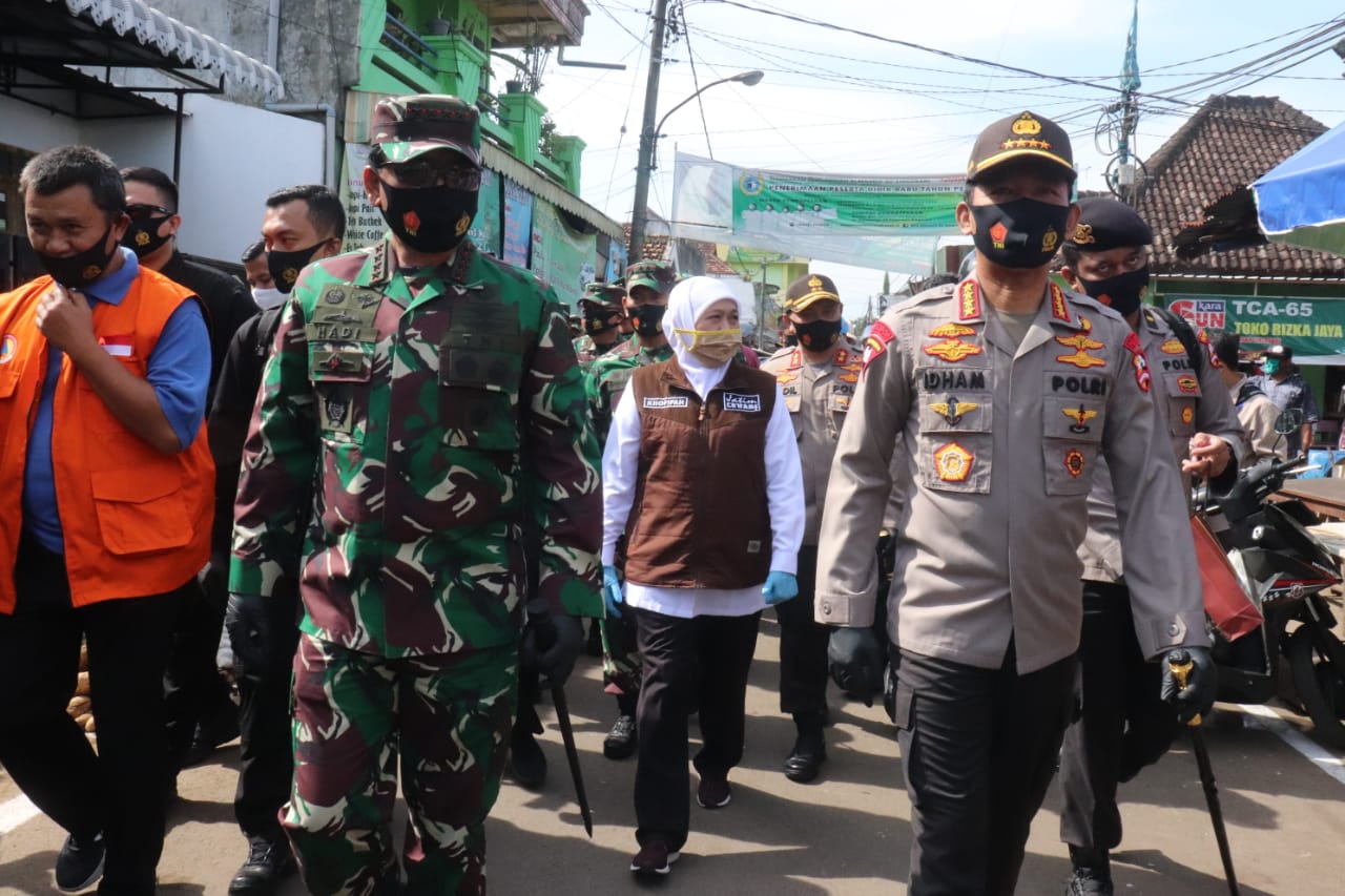 Panglima TNI Marsekal TNI Hadi Tjahjanto (kedua dari kiri) bersama Kapolri Jenderal Idham Azis (kanan) meninjau kesiapan tempat wisata.