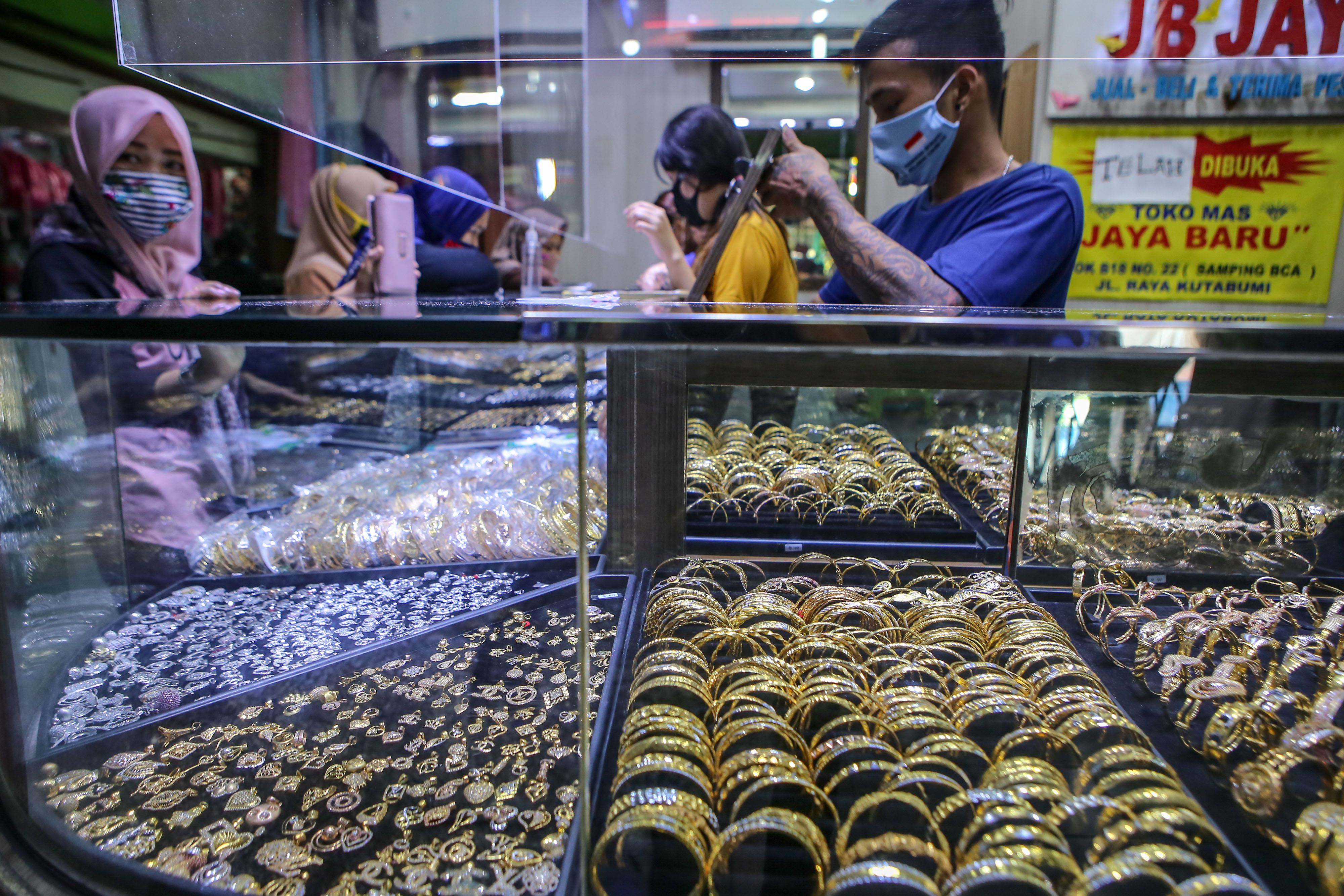 Ilustrasi: penjual emas perhiasan di sebuah toko di Banten