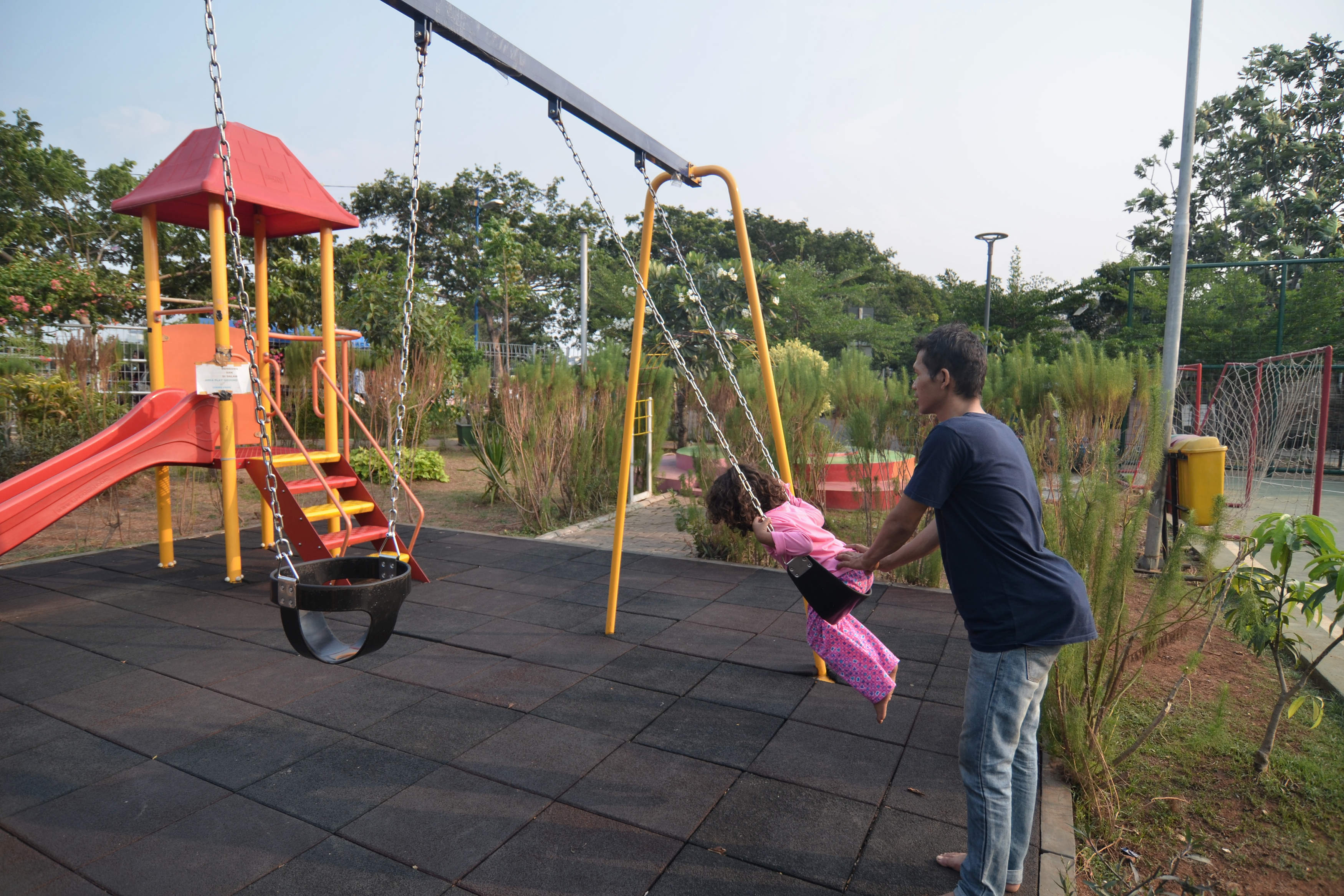 Anak sedang bermain di RPTRA di kawasan Tanah Kusir Jakarta