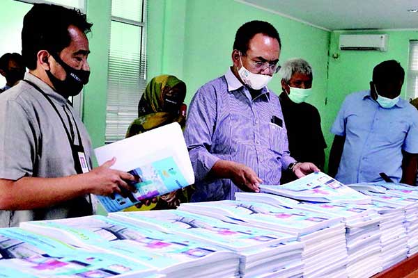 Dirjen Rehabilitasi Sosial Harry Hikmat (tengah) tinjau pembuatan literasi huruf braille di Balai Literasi Braille Indonesia (BLBI) Abiyoso.