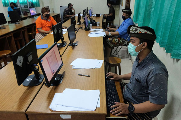 Petugas memeriksa kelengkapan dokumen calon siswa saat pendaftaran Penerimaan Peserta Didik Baru (PPDB) 