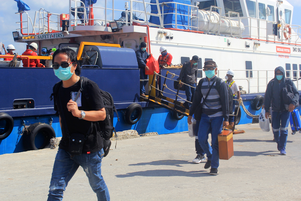 Penumpang KM SMS Value berjalan menuju terminal kedatangan Pelabuhan Tenau Kupang, NTT, Jumat (5/6). 