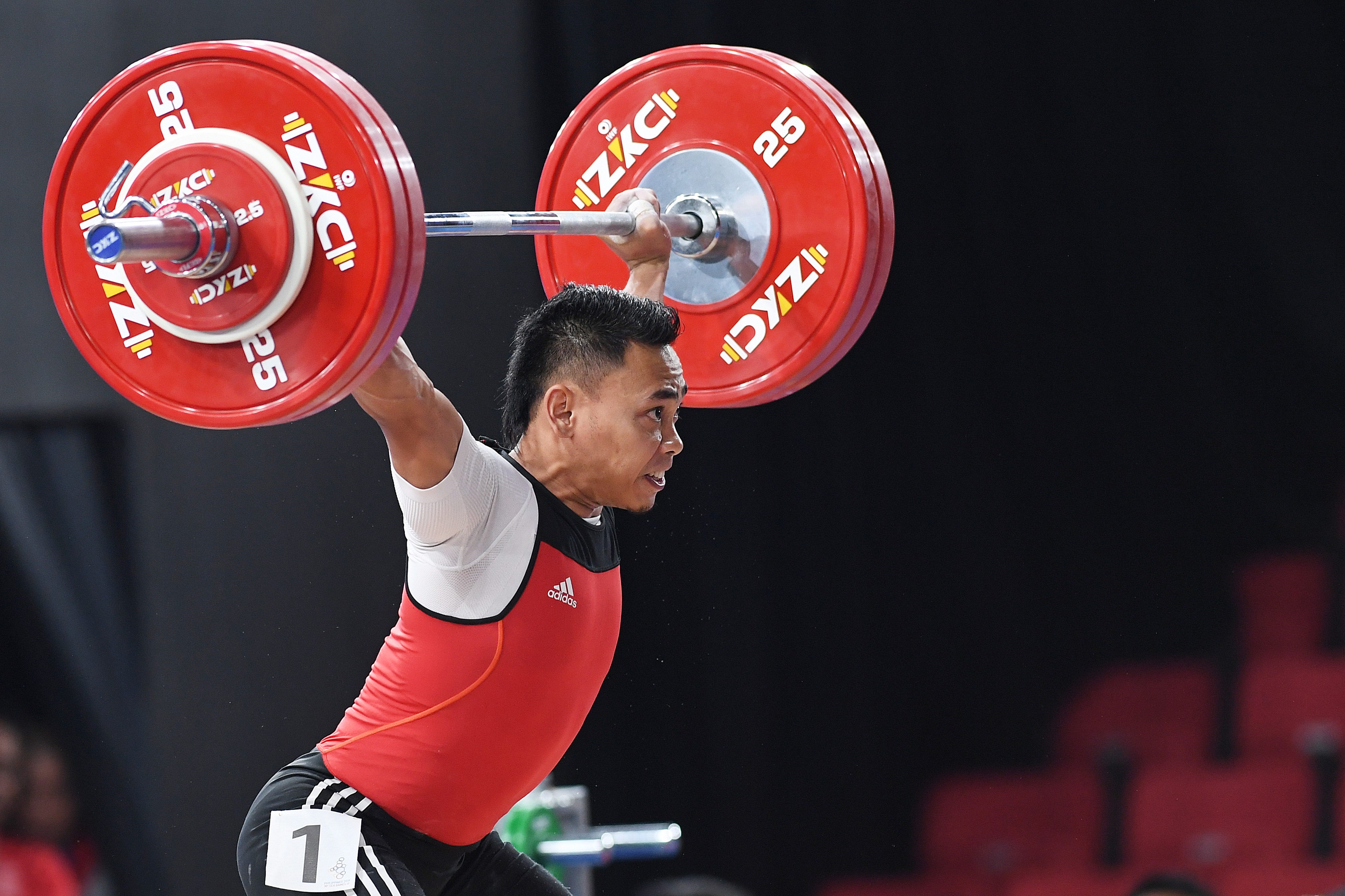 Lifter Indonesia Eko Yuli Irawan mengangkat beban dalam kompetisi SEA Games di Filipina.