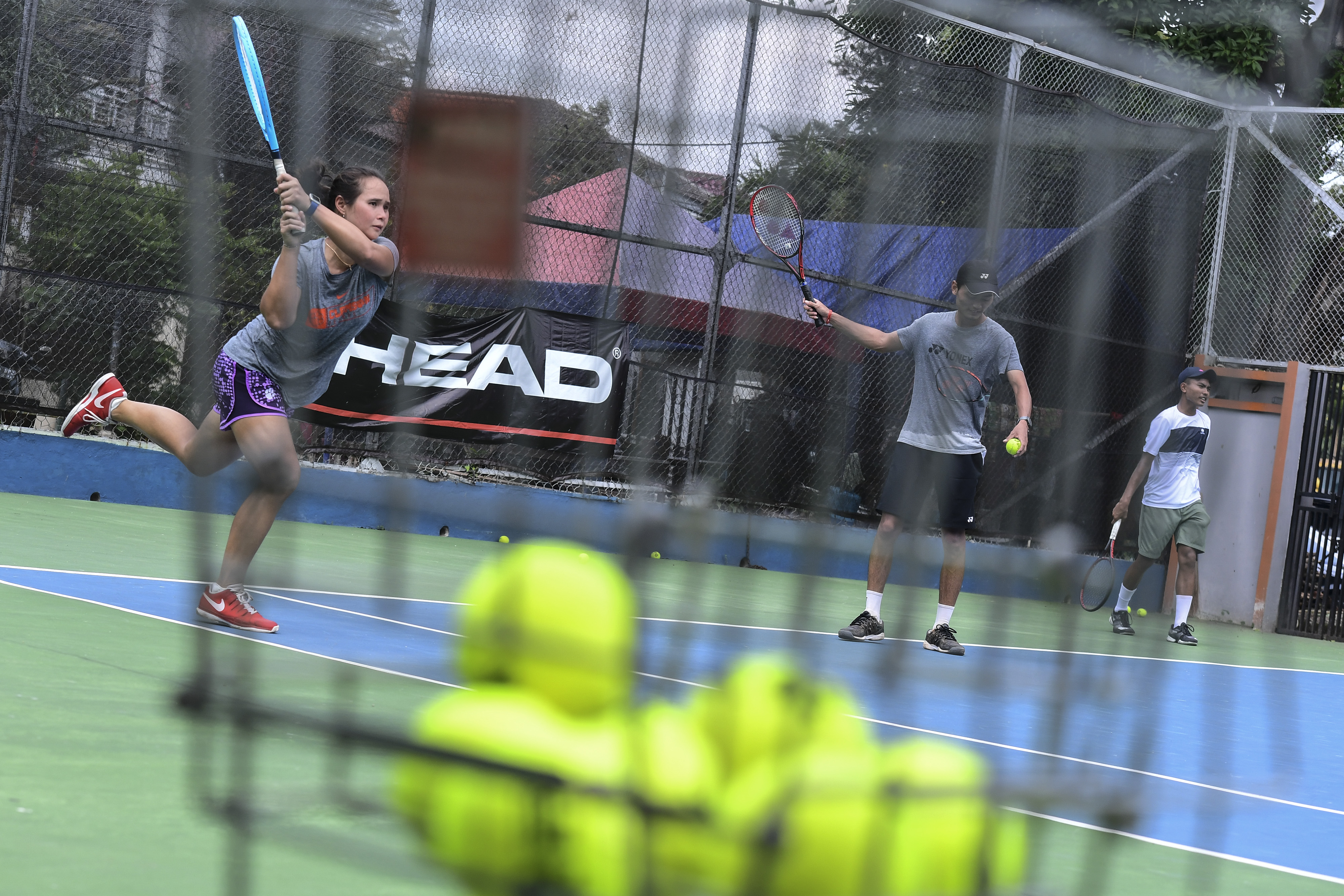 Petenis sedang menjalani latihan.
