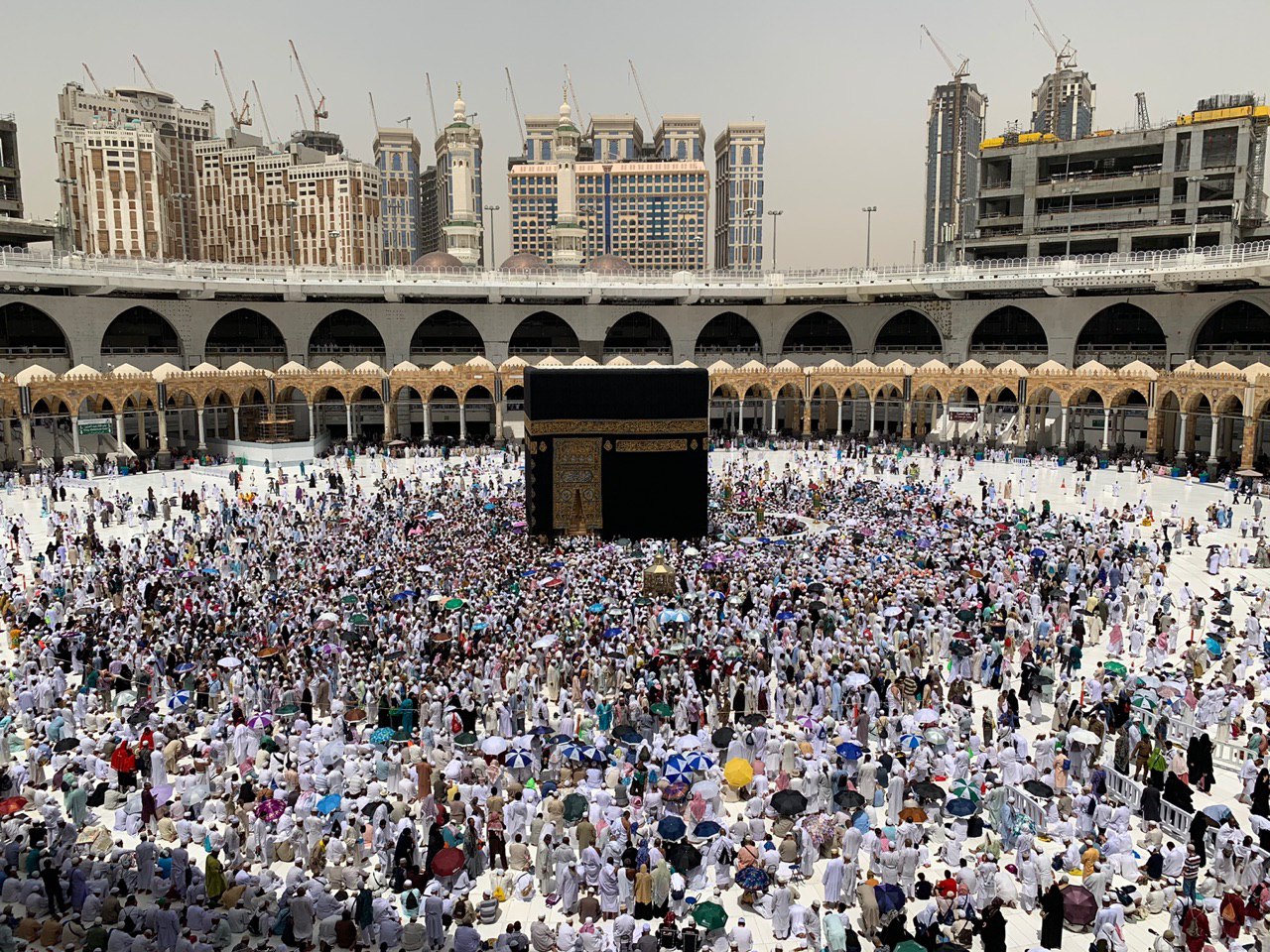 Jamaah melakukan shalat Jumat di Masjidil Haram, Mekka, Saudi Arabia